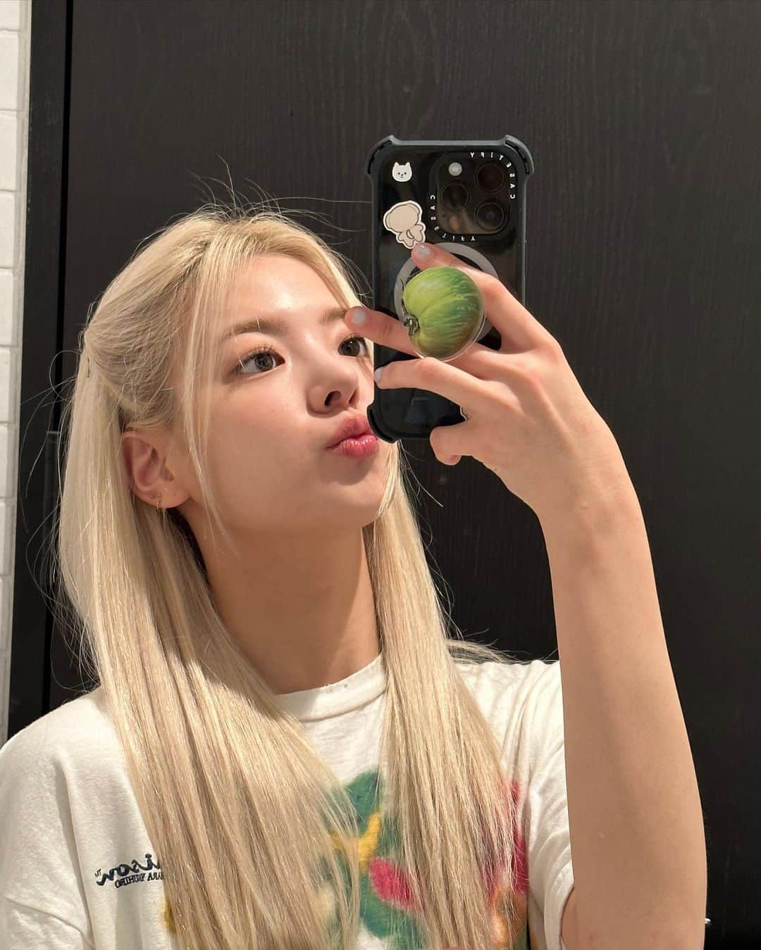 ITZYさんのインスタグラム写真 - (ITZYInstagram)「Sharing some pics💛🩵」5月16日 16時50分 - itzy.all.in.us