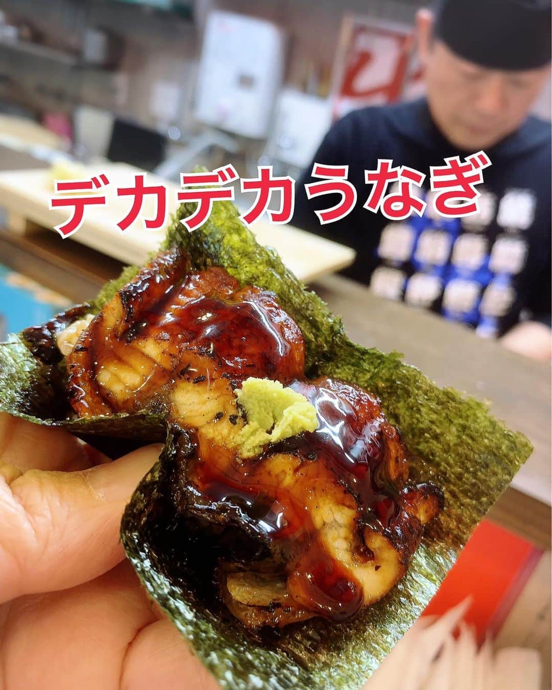 まんまるともぴーさんのインスタグラム写真 - (まんまるともぴーInstagram)「🇰🇷韓国料理やコリアンタウンで 有名な大阪・鶴橋ですが それより何より‼️オススメな  新鮮なお魚さん🐟や魚介🦪🦐が 手に入る鮮魚市場があるので 美味しいお寿司🍣が 食べられちゃうんですよ😋💕  グルメで食通なきよっさん @kiyoshi1080  に連れてっていただいた  鶴橋でお寿司を食べるなら 知らなきゃモグリ😆❣️なお店が サイコーすぎたので‼️ た〜っぷ〜りご紹介🤗✨  【立喰寿司🍣生野流】 @sushi_ikunoryu   とにかく大将がオモロいのなんの 寿司を握りながら永遠に♾️ 喋り続けてる🤣  話に引き込まれちゃって 📸写真も撮りたいものだから 笑いながらオタオタしてたら 『早よ食べや〜‼️』って😂  天然や国産にこだわった プロも唸る食材を使用した 種類豊富なこちらのお寿司は  🇯🇵日本の文化🗾 🖐️手で食べるのが生野流😋💕  シャリやネタが解き放つ 温度や波動を直接感じながら １つひとつお口へ運ぶと  素材の持つ素晴らしい旨みや 甘みがしっかりと伝わってきます☺️  どれも本当に美味しかったんだケド 特にお気に入りなのが  🍣赤身ミシュラン風　300円 🍣とろミシュラン風　600円  通常の2〜3倍あるネタは どちらもトロけるような舌触り😻  鮪の良さがズッシリと凝縮されていて こりゃあたまらん🤤💓  🍣ネギトロこぼれ　350円  これもまたどっさりのネタで こぼれどころか雪崩れてる😆‼️  なめらかクリーミーな ネギトロちゃんが口福を もたらしてくれるんです😋💕  🍣漬けまぐろ こりゃあええ浸かり具合ですわ🤤💓 かなり好みのお味で とにかく旨いんです😋♥️  鮪がほんまどれも間違いナシ‼️ 絶対外せまへんで😆✨  🍣ひらめの食べ比べ 国産🇯🇵の昆布で締められた ヒラメとの違いを楽しみながら  添えられた昆布もちょびちょび齧り 旨みを堪能できる サイコーな時間が流れます🥰  🍣天然ぶり トロけてほっぺが落ちた🤤💓 もうとにかく溶けるような たまらん食感🫠♥️ こんな旨いブリ初めてや😻❣️  海鮮のお寿司のラストに出る 🍣お口の中の魚の臭みを取る お漬物のお寿司😅  大将‼️コレ名前何て言うん でしたかね〜🙄⁉️  🧑‍🏫大将よりコメント来ましたー📝❣️ 　『口とり』というそうです💡✨  歯応えと甘み・旨みが ええ仕事しすぎてます〜😘 ほんま美味しいんよ❣️  〆のデザート寿司🍣 🍓あまおう 200円  フルーツ寿司って素敵すぎん😁💓  美しい飾り切りされた🍓あまおうに 練乳がかけられて 寿司界のプリンセス👸が 登場してきたよ〜😻♥️  🍓いちごの季節が終わったら 次は🍈メロンがやって来るみたい😆 これもまた楽しみすぎる✨  特にお気に入りをザッと 紹介してみたけれど この日食べたネタは ほんまにどれも美味しくて  この価格でこんな旨いのが 食べられるなんて😻❣️って ずっと感動してたのよ🥺💓  わたしはちと苦手なんやケド 🍣生きたタコ寿司🐙 （サンナクチ） 1500円 もうホンマ生命力強すぎるて🤣  ずっとニョロニョロ 斬られてるのに気づいてないんか 🐙タコさん動きまくるねん😂  お誘いくださったきよっさんは 美味しそうにパクパク😋 勇気ある人は是非食べてみて😆❣️  クセの強すぎるオモロい大将🤣 （是非🎥動画の大将シリーズ見てみて‼️）と 安くて旨いお寿司🍣がたっぷり  店内はもっと入るハズやケド ゆったり出来る6人までに してるみたいで  これからはいつも行列が出来る 超人気店になること間違いナシなので  気になる方は一刻も早く お店に行ってみて〜😆‼️  まんまるさんはめちゃんこ お気に入りになりすぎたので 月1生野流🍣キメちゃうよ😄💓  ホントはもっと行きたいぐらいやケド 大将が寿司はそんなしょっちゅう 食べるもん違う❗️ ほどほどにしなはれ‼️と 言ってはったので  毎月の定例会にします😆❣️ 一緒に行きたい方はお誘いさせてもらいますので どんどんコメント📝しといてね😉♥️  【立喰寿司🍣生野流】 @sushi_ikunoryu   🏠 〒544-0031  大阪府大阪市生野区鶴橋２丁目７−１３ 🚉近鉄・JR・大阪メトロ🚇地下鉄 　鶴橋駅スグ ☎️情報なし 🈺11時〜18時 《水曜日定休日》  ほんま鶴橋にお気に入りの お寿司屋さんが出来て めちゃめちゃ嬉しいわぁ😘 次回が楽しみすぎるねん💓  #生野流  #立喰寿司生野流 #クセが強い  #ミシュラン 風 #鶴橋グルメ  #鶴橋ランチ  #鶴橋 #鶴橋コリアンタウン #鶴橋寿司 #寿司屋  #寿司好きな人と繋がりたい  #鮨好きな人と繋がりたい  #鶴橋市場 #鶴橋駅 #生野区 #生野区グルメ  #サンナクチ #生きたまま #タコ踊り食い  #踊り食い #鶴橋ラーメン生野流  #カナアン 向かい #インスタグルメアワード2023 #tsuruhashi #koreantown #flieseat ＃pr」5月16日 8時01分 - manmarutomop