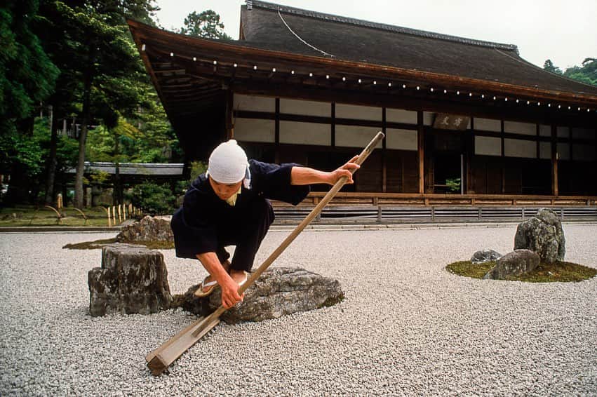 Michael Yamashitaさんのインスタグラム写真 - (Michael YamashitaInstagram)「Nothing has changed at Ryoanji, Kyoto’s most famous Zen Temple garden, in the 800 years since it was constructed. Its layout of 15 stones set in white sand stand as they always have for centuries. And their layout still sparks the same questions.  Are they islands in an ocean? Mountains in a sea of clouds? Like a zen puzzle, the garden’s designers have left its meaning up to a viewer’s own imagination. Sand gardens require constant maintenance, so the temple’s monks incorporate its daily raking into their Zen Buddhist practice as a form of spiritual discipline and meditation. It is believed that if total concentration is given to the task, flashes of enlightenment can be achieved. #ryoanji #ryoanjitemple #ryoanjirockgarden #karesansui #kyotogarden」5月16日 7時54分 - yamashitaphoto