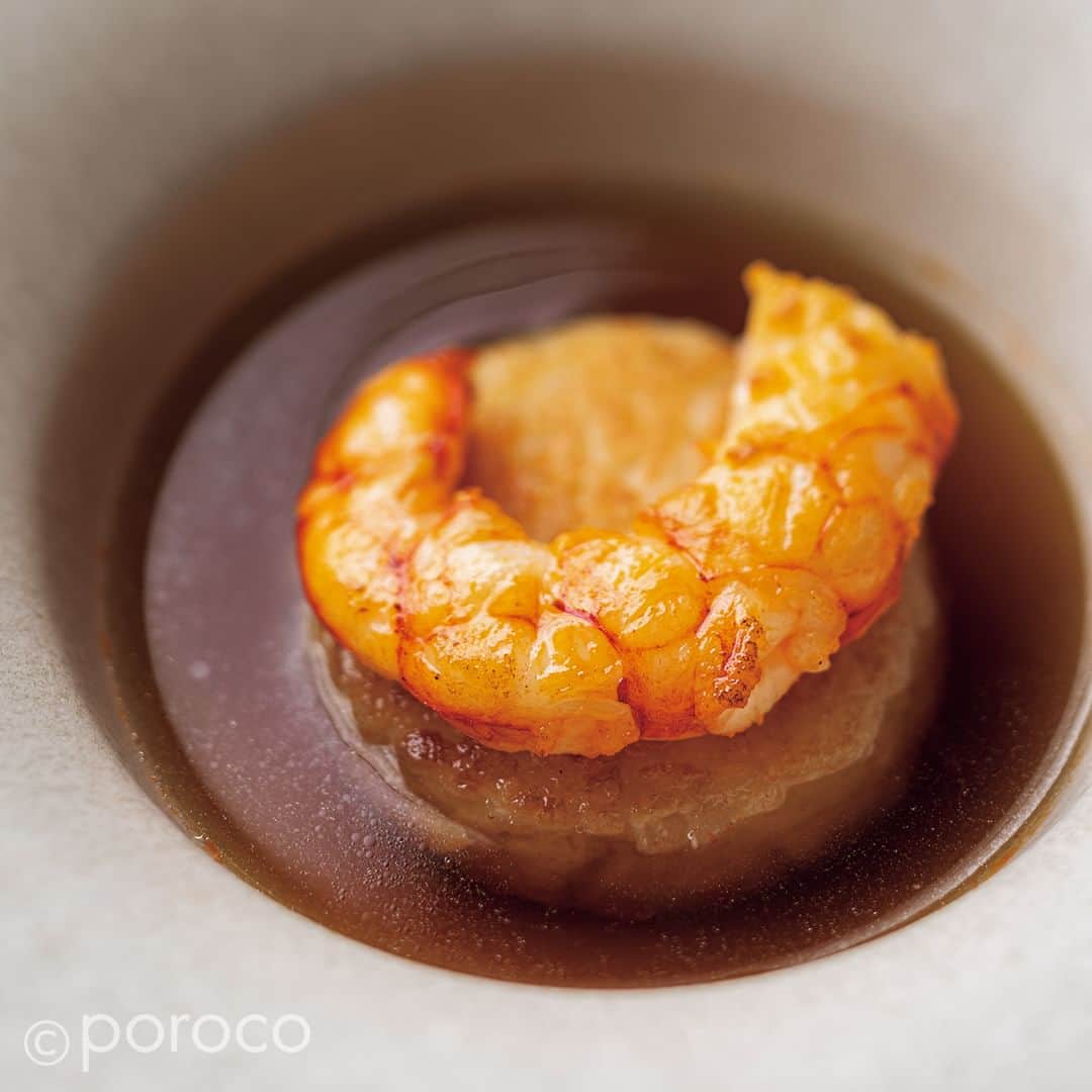 poroco（ポロコ）さんのインスタグラム写真 - (poroco（ポロコ）Instagram)「今年2月に狸小路のエムズスペースにオープンした「Sua.」は、カジュアルにフレンチが楽しめるお店です🍽✨ 発売中のporoco5月号で紹介している今月のひと皿は「焼きリゾット 赤海老 マッシュルームのコンソメ」。焼きリゾットを『とかちマッシュ』と水と塩だけで作ったコンソメと一緒にいただくスープ仕立ての一品です。  詳しくはporoco本誌またはWEB記事をチェック！ https://www.poroco.co.jp/newsreport/2181/ @poroco_magazineストーリーズorハイライトからもリンクしています。  ----------------- Sua. スーア 住所：札幌市中央区南2条西7丁目 M’s SPACE 2F アクセス：地下鉄すすきの駅2番出口より約7分 営業時間：18：00～24：00　 L.O.23：00 定休日：日曜 席数：15席（禁煙） 駐車場：なし 予約：コースは前日まで要　 お通し：400円 お子さま：要相談 @sua_s2w7  -----------------  Photo by Asako Yoshikawa（@cocoonphotographs ）  #sua #sua札幌 #すーぁ #焼きリゾット #赤海老 #マッシュルームのコンソメ #札幌グルメ #札幌フレンチ #札幌ビストロ #札幌ワインバー #北海道ワイン #札幌レストラン #北海道レストラン #すすきのグルメ #狸小路グルメ #狸小路7丁目 #狸小路 #すすきの #札幌 #エムズスペース #susukino #sapporo #hokkaido #poroco #🦐」5月16日 8時00分 - poroco_magazine