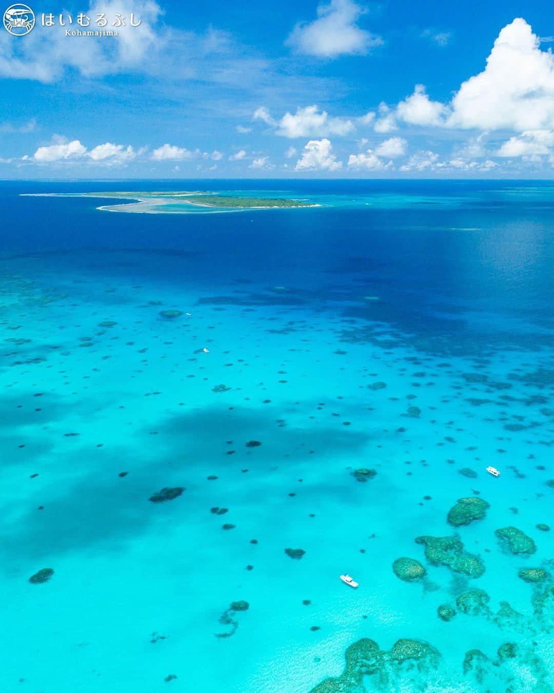 HAIMURUBUSHI はいむるぶしさんのインスタグラム写真 - (HAIMURUBUSHI はいむるぶしInstagram)「小浜島・はいむるぶしから癒しの景色をお届けします。 瑠璃色の海に浮かぶ八重山の島々… 青いグラデーションが美しいサンゴ礁に抱かれた緑の島が、まるで宝石のように煌めき、島々を訪れた人々の心を魅了しています。 #沖縄 #八重山諸島 #旅行 #サンゴ礁 #海 #離島 #景色 #新城島 #パナリ #西表島 #小浜島 #リゾート #ホテル #はいむるぶし  #japan #okinawa #island #blue #coral #sea #lagoon #travel #beautiful #scenery #resort #hotel #haimurubushi」5月16日 8時17分 - haimurubushi_resorts
