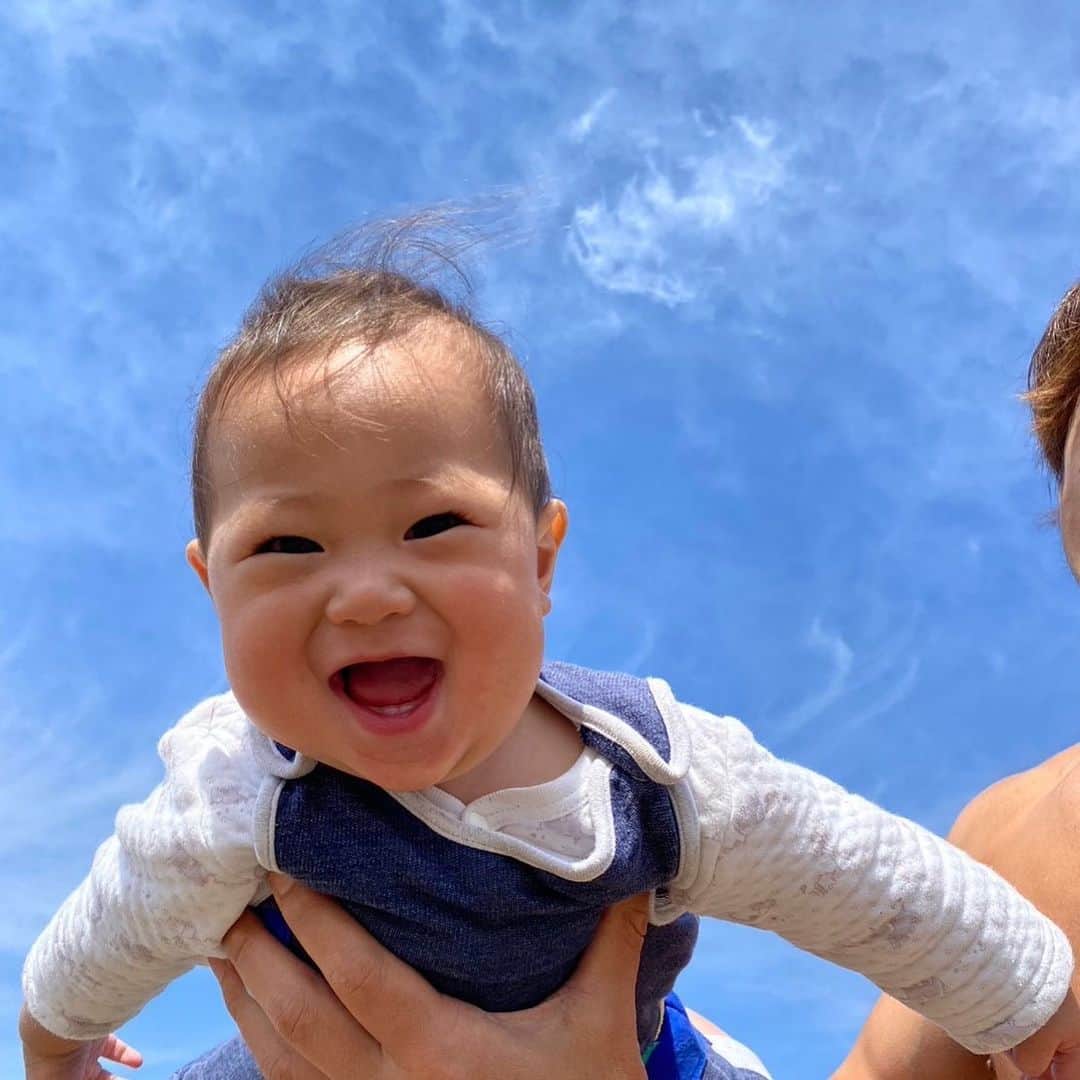 クレイジーパパのインスタグラム：「38歳と7ヶ月🐣  5月2日に誕生日を迎え38歳になりました👨三男空雅（くうが）も7ヶ月となり我が家のアイドルとしてスクスク成長👶  毎日最高の笑顔を見せてくれるクウガ✨  パパはメロメロです😍  38歳、3児のパパ👨‍👨‍👦👨‍👨‍👦👨‍👨‍👦  最高です‼️  家族や仲間に毎日たくさん幸せもらってます😊  もらった幸せ以上の幸せを届けられるように💐  38歳もクレイジーに生きていきます🤪  旅は続く。  #ありがとう #これからもよろしく」