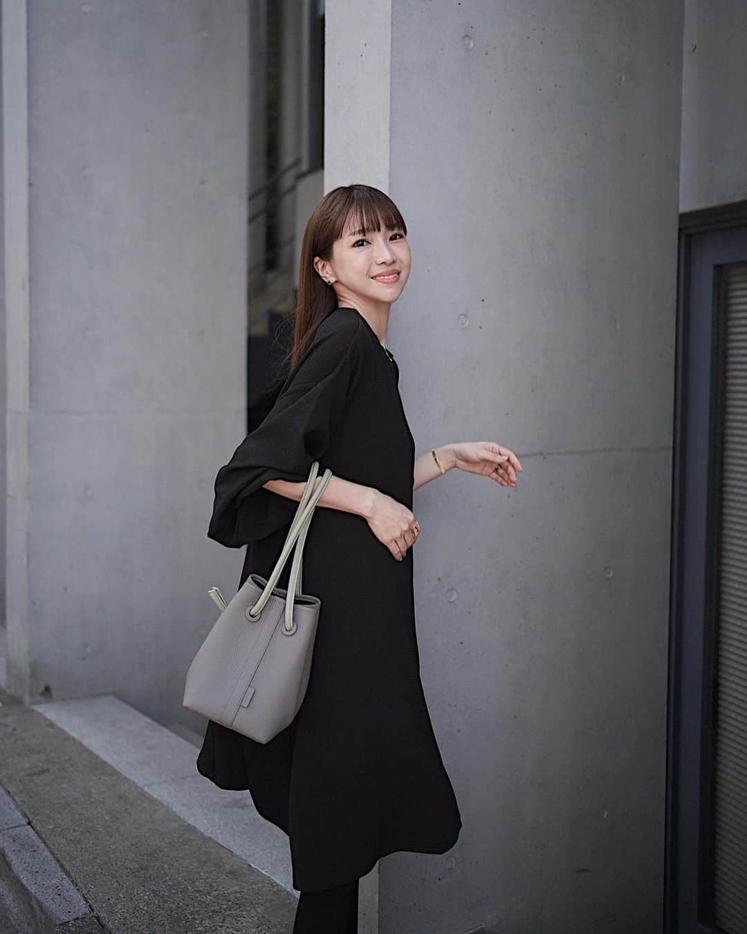 喜田彩子のインスタグラム：「⁡ ⁡ おはよう☺️💕 今日はとっても目覚めが良かった！ ⁡ 朝の家事もほぼ終了したので昨日のコーデを♡ ⁡ 昨日はお家で打ち合わせなどと 子供達の送迎のみだったのでワンピースにレギンスで。 ⁡ 楽々さっと着にはこれ！！ 耐久性もあって、お洗濯しても形態変化が少ないので 気にせず洗えてこれからの季節にもピッタリ☀️ ⁡ とにかくストレスフリーに着れるので よくあるついつい手が伸びてしまうワンピの1枚🫶🏻💕 ⁡ ⁡ ONEPIECE... @sakishima_tokyo_closet  BAG... vasic SANDAL... un3d ⁡ ⁡ #sakishimatokyo #zozotown  #ジャガードワンピース#fashion #outfit #ootd #coordinate #패션 #오오티디 #데일리룩 #코디스타그램 #악세사리 #오늘뭐입지 #좋아요 #156センチコーデ #sサイズコーデ #春コーデ #ワンピースコーデ #ファッション #コーディネート #コーデ」