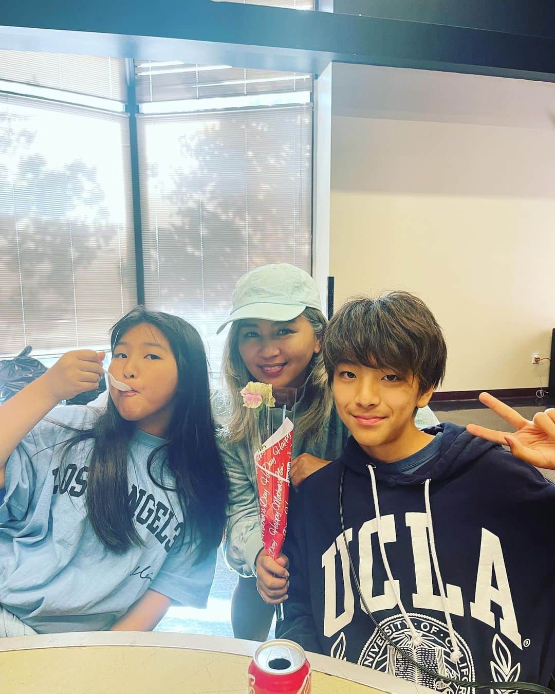 MINMIのインスタグラム：「母の日💐 マカさんからshe is my momという ポエムを貰いました💐 長男キーと次男アイ君は インスタのストーリーでメッセージを載せてくれました😌幸せな母の日  マカさんのポエムは英語が文法通りでないけどこれがマカの表現💕 このポエムにも書いてる通り ママはマカの英語が伸びるように頑張ってるw その通りw 話したがらない英語 もうこのまま話せないでいいもん！というマカさんと向き合って涙しあってます なんとか、苦手→楽しい にできないかな、 プレッシャーになり過ぎて嫌いにないように、、 でもほったらかしにもならないように、日々その加減が難しい！🥺 どうしたら楽しめるのか... ママとマカの葛藤が 含まれてるようです でもその奥の愛は伝わってる？🙏🥺💕 子育てはいつも正解がなくて 簡単ではないですね 3人育ててもみんな違うし 子の為に良かれと思うことも エゴかもしれない　いやエゴなのでしょう それでも色んな可能性 一緒にいる間に色んなものを見せて 色んなものを持たせてあげたい 世の中に出る前に 知恵や経験やスキルや、と思ってしまいます　 それが負荷になる事や遠回りになる事もあるし 一緒にした努力を 子供がやって良かったと 自信をつけてくれる事もあります  1番大切なことは 愛してるが伝わってること これだけはとても大切だと言えます これさえあれば迷わず生きていける これがないと人生迷うと思うのです  全世界のママへ💕 あなたの愛がお子さんに届いて お子さんからの愛もまたお母さんに届きます様に...  She is my mom💐💕  she is loving and kind She wants loving children  She says 今日学校で新しい事やった？ She feels happy She is loving and kind She hopes for the best She tries make up my English She sees me trying to work hardest.  She is love and kind She is my mom 👩🏻」