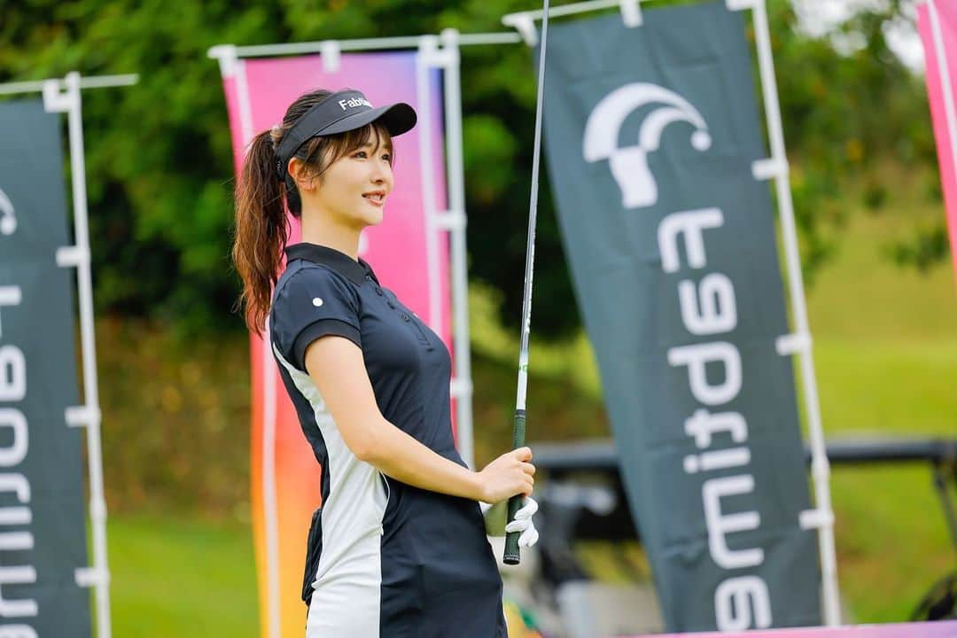 宇水遥佳のインスタグラム：「. @fabtime_golf の撮影コンペへ⛳️ . スポーティーなデザインにストレッチ素材がとっても動きやすかった😊 . ポケットにファスナーが付いていたり赤いステッチがポイントになっていたりディテールまでこだわっていてとても可愛かったです⭐️ . あいにくの雨で途中で上がったので前半46⛳️ メンバーにも恵まれて楽しいゴルフができました⭐️ . camera @manaphoto55  @instagolfclub_official  #fabtime #ゴルフコーデ #春ゴルフ #ゴルフ女子」