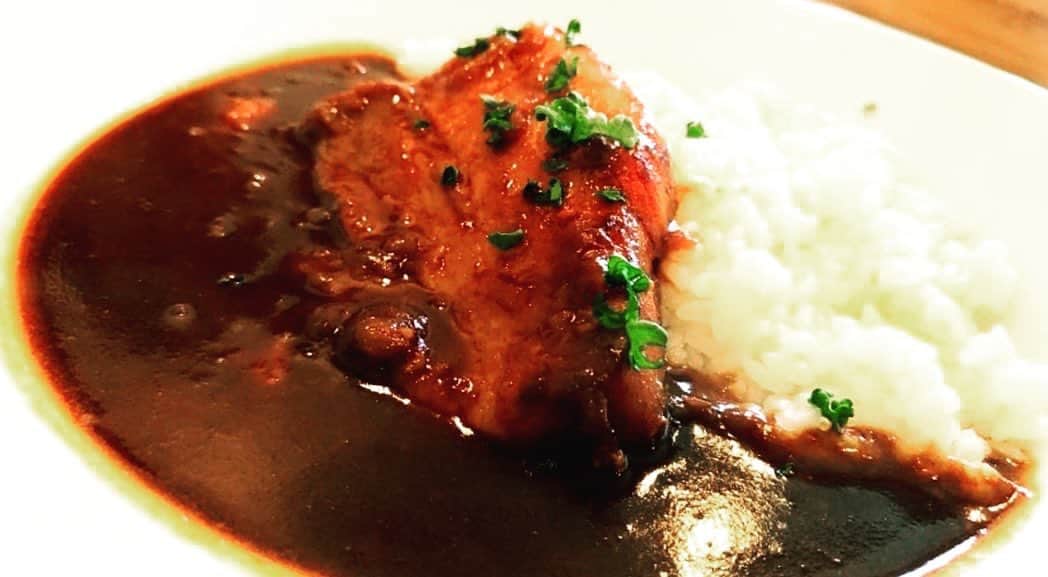 杉春香のインスタグラム：「スパイシーカレー やわらか豚煮込み添え  大きな豚バラ肉を 焼き色を付けて 白ワインで一晩煮込んで とろとろに。  カレールーは スパイスをゴリゴリし、 玉葱を手切りし 飴色になるまで炒めて 一晩煮込む。  機械などは使わず、 全て手作業で　 無添加、いい素材にこだわって 作ってます😊✨  ❁.｡.:*:.｡.✽.｡.:*:.｡.❁.｡.:*:.｡.✽.｡.:*:.｡.❁.｡.  #太宰府カフェ#太宰府ランチ #太宰府グルメ #イタリアン #フレンチ #カレー #カレーライス #無添加 #福岡#太宰府#cafecoccolo#カフェコッコロ#太宰府天満宮#dazaifu#dazaifutenmangu」