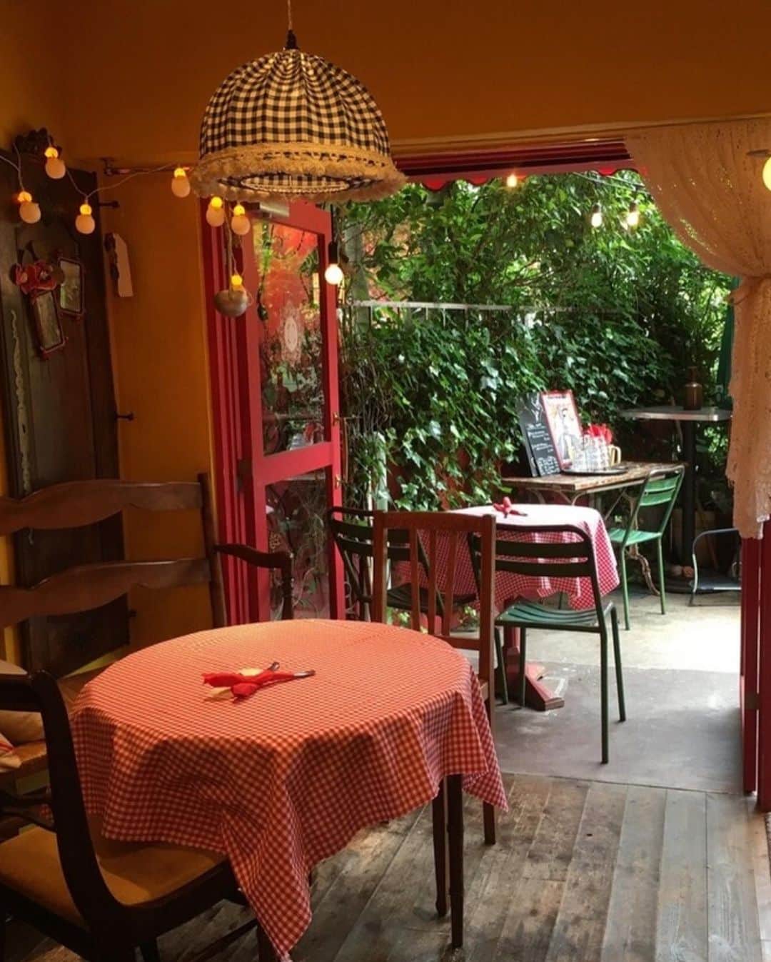 有村藍里さんのインスタグラム写真 - (有村藍里Instagram)「@lafeedeliceofficial 原宿キャットストリートの路地裏にあるレストラン フランスの雰囲気や美味しい食事を楽しめる素敵な場所 可愛い内装やアンティーク家具、店内を彩るお花に ときめきました、、、また行きたいな🪿 今回はガレットをいただきました☕️」5月16日 8時50分 - arimuraairi