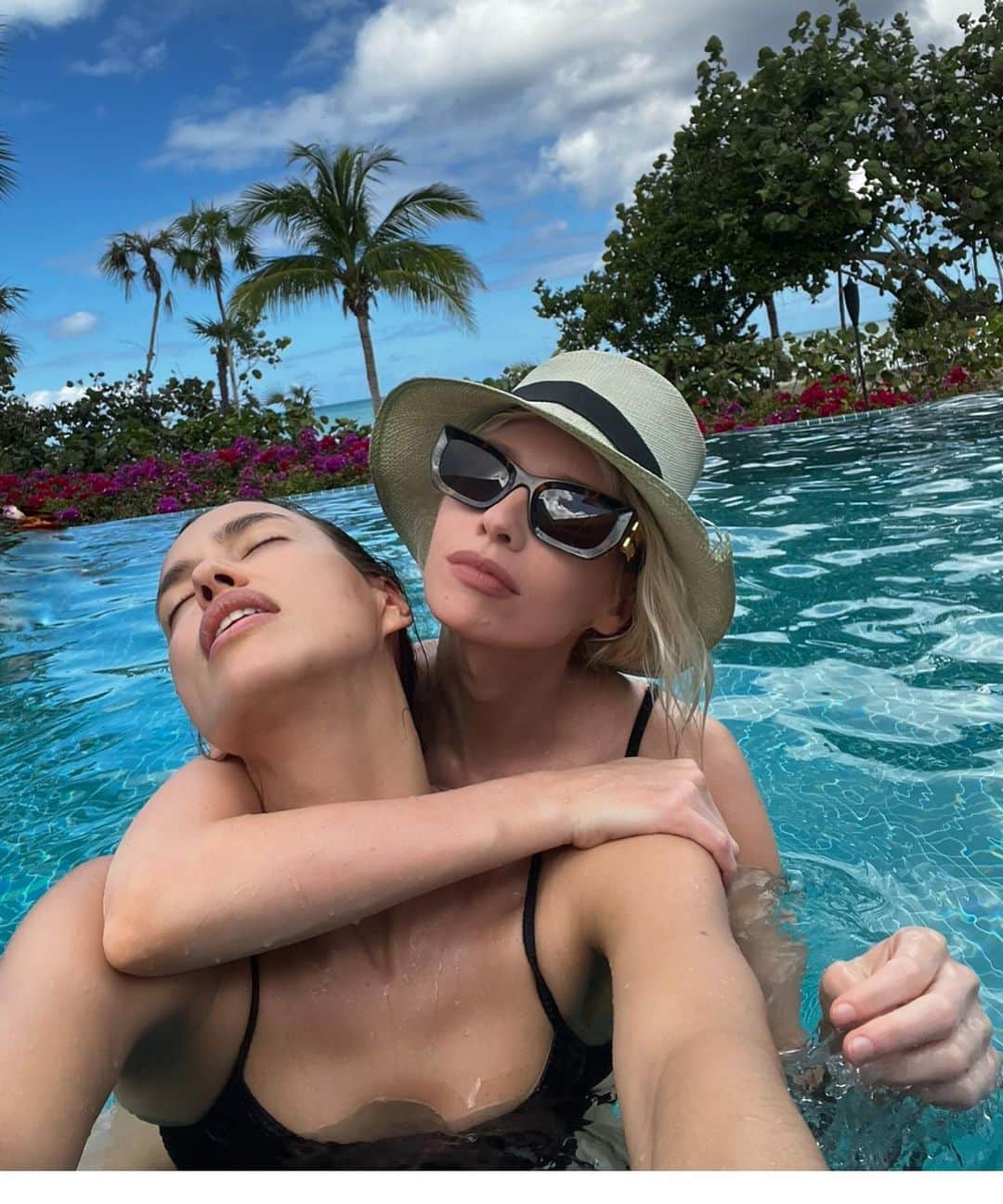 イリーナ・シェイクさんのインスタグラム写真 - (イリーナ・シェイクInstagram)「Happy bday to my bestie . I love u  @stellamaxwell 👑 So lucky to have u in my life ❤️❤️❤️」5月16日 8時55分 - irinashayk