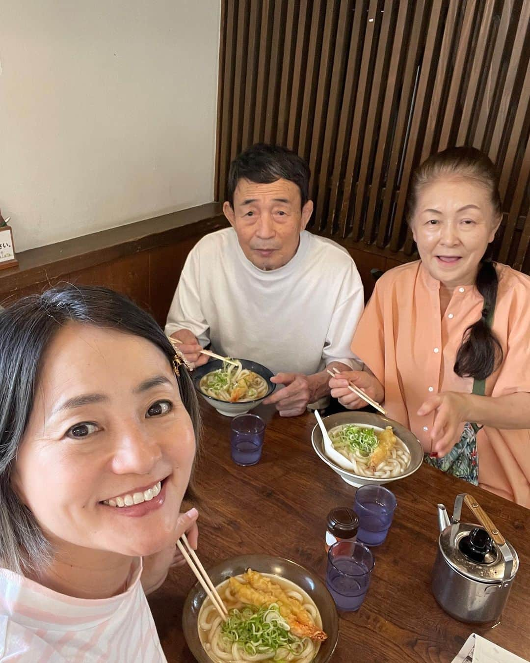 橋本志穂さんのインスタグラム写真 - (橋本志穂Instagram)「母の日 ちょうど母校の福大の総会で帰省してたので、 父と再婚してくれたヒロコさんにも感謝の気持ちを伝えたくて、、、  で、牧のうどんかーい🤣 牧のうどんは お墓の帰り道に立ち寄ったの。 お墓でも、歩行困難になった父を介助してくれて、本当に感謝‼️  前回の牧のうどんでは父が残した肉うどん地獄に私がハマってしまったから、今回は父は私たち2人からのお裾分け‼️ でも2杯を3人で分けてもこの量❣️ やっぱすごいよ、牧のうどん😍  食も細くなったし 手も効かなくなったからお箸持つのも大変で、、、食べるのも時間かかるけど、 そんな時もヒロコさんが介助してくれる。 お父さん、よかったね❣️ そして、私はというと 目の前でわ食べてる父が頭下げると 「禿げとるやないかーい」って写真撮影。  真正面からだと 81歳にしては黒々とした艶のある髪の父だけど、自分じゃわかはんだろうなと写真見せたら 「はっ！俺かこれ？」と驚いてた父🤣🤣🤣 やっぱ気付いてなかった！ ツンツンって突っついて刺激与えとき! じゃなきゃニューモや。ってアドバイス。  そして、「3人でお墓参りにも行けてよかったねー」と話すと 「お前、お墓参り行ったとや⁇」と父。  私たち、チーン。。  墓参りの写真や動画を見せて、「さっき行ったやん」と笑う。  記憶も持続しないので、 何度も同じ話の繰り返しだけど これも仕方ない。。  帰宅すると、ヒロコさんのお嬢さんがお孫さんたち連れてきて 母の日をお祝い❣️ 可愛いケーキ🍰 みんなで食べて〜。。  子供達と色んな遊びをした。 楽しかったねー。 帰る時に「私たち、かなり仲良くなれたね❣️」ってお姉ちゃんが言うの。 子供の発することって まっすぐで新鮮。 こう言う表現や発想は大人になると心にしまうことが多いから 「そうだね！仲良くなれたね。また遊ぼうね❣️」と童心に帰った気分。 親戚、増えた。  そして、夕方には 実の妹もヒロコさんに母の日の感謝伝えたいというので空港で待ち合わせするので 「お髭剃りましょう」と髭剃りしてもらう父。 天国の私の母は、父に甲斐甲斐しくこんなことする人ではなかったので、「お父さん幸せやん」というと 「俺は自分でもできるったい。やりたいって言うけん、やらせてやりよーと」と九州男児丸出しの相変わらずの父であった。。  #墓参りのあと  #牧のうどん  #母の日 #介助 #介護 #感謝」5月16日 8時57分 - shihohashimoto3