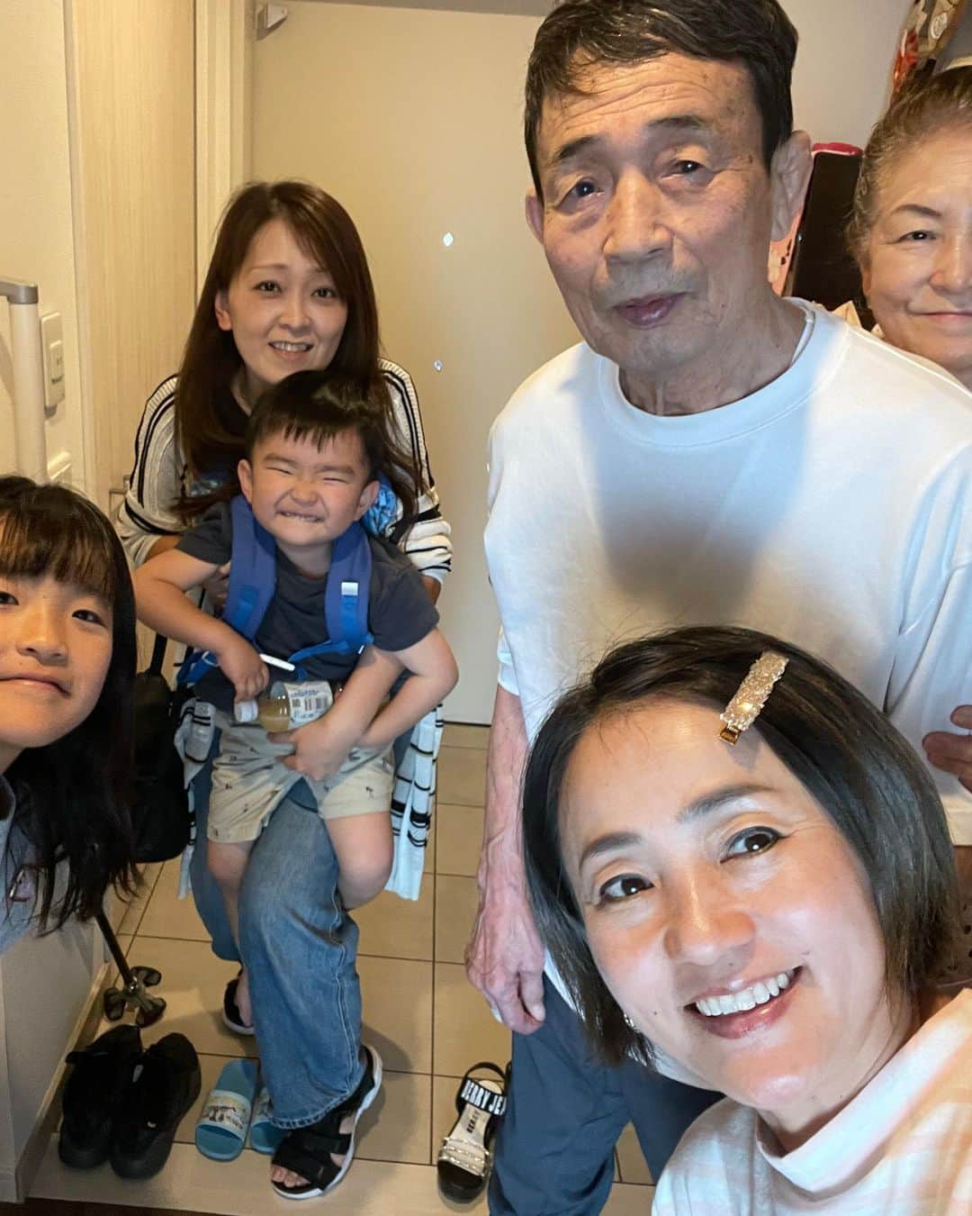 橋本志穂さんのインスタグラム写真 - (橋本志穂Instagram)「母の日 ちょうど母校の福大の総会で帰省してたので、 父と再婚してくれたヒロコさんにも感謝の気持ちを伝えたくて、、、  で、牧のうどんかーい🤣 牧のうどんは お墓の帰り道に立ち寄ったの。 お墓でも、歩行困難になった父を介助してくれて、本当に感謝‼️  前回の牧のうどんでは父が残した肉うどん地獄に私がハマってしまったから、今回は父は私たち2人からのお裾分け‼️ でも2杯を3人で分けてもこの量❣️ やっぱすごいよ、牧のうどん😍  食も細くなったし 手も効かなくなったからお箸持つのも大変で、、、食べるのも時間かかるけど、 そんな時もヒロコさんが介助してくれる。 お父さん、よかったね❣️ そして、私はというと 目の前でわ食べてる父が頭下げると 「禿げとるやないかーい」って写真撮影。  真正面からだと 81歳にしては黒々とした艶のある髪の父だけど、自分じゃわかはんだろうなと写真見せたら 「はっ！俺かこれ？」と驚いてた父🤣🤣🤣 やっぱ気付いてなかった！ ツンツンって突っついて刺激与えとき! じゃなきゃニューモや。ってアドバイス。  そして、「3人でお墓参りにも行けてよかったねー」と話すと 「お前、お墓参り行ったとや⁇」と父。  私たち、チーン。。  墓参りの写真や動画を見せて、「さっき行ったやん」と笑う。  記憶も持続しないので、 何度も同じ話の繰り返しだけど これも仕方ない。。  帰宅すると、ヒロコさんのお嬢さんがお孫さんたち連れてきて 母の日をお祝い❣️ 可愛いケーキ🍰 みんなで食べて〜。。  子供達と色んな遊びをした。 楽しかったねー。 帰る時に「私たち、かなり仲良くなれたね❣️」ってお姉ちゃんが言うの。 子供の発することって まっすぐで新鮮。 こう言う表現や発想は大人になると心にしまうことが多いから 「そうだね！仲良くなれたね。また遊ぼうね❣️」と童心に帰った気分。 親戚、増えた。  そして、夕方には 実の妹もヒロコさんに母の日の感謝伝えたいというので空港で待ち合わせするので 「お髭剃りましょう」と髭剃りしてもらう父。 天国の私の母は、父に甲斐甲斐しくこんなことする人ではなかったので、「お父さん幸せやん」というと 「俺は自分でもできるったい。やりたいって言うけん、やらせてやりよーと」と九州男児丸出しの相変わらずの父であった。。  #墓参りのあと  #牧のうどん  #母の日 #介助 #介護 #感謝」5月16日 8時57分 - shihohashimoto3