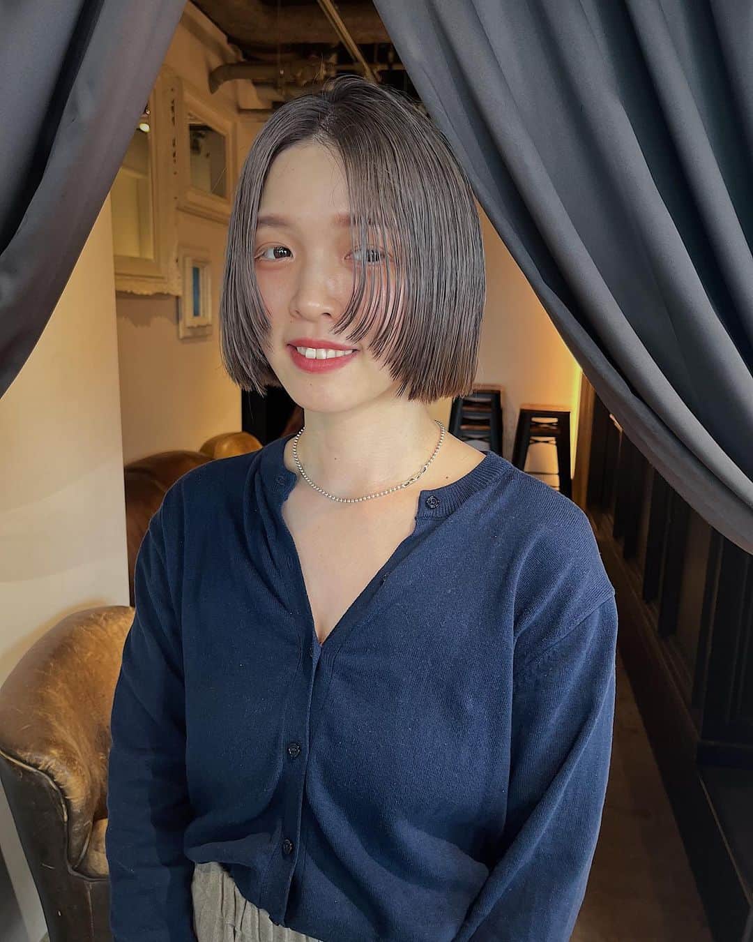 佐々木香奈のインスタグラム：「Gray beige.  透け感、光の加減で、 色味が変化してかわいいのです◎ ブリーチしてます◎」