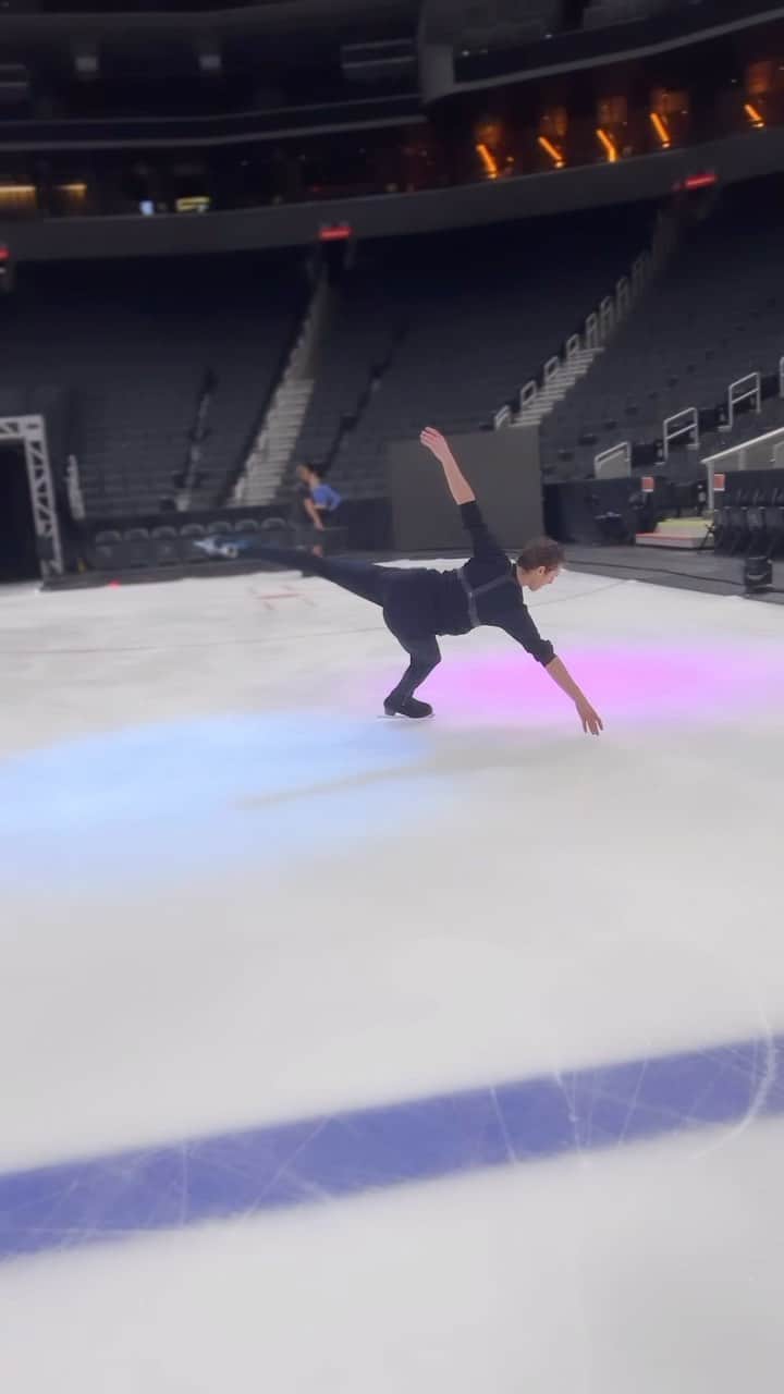 ジェイソン・ブラウンのインスタグラム：「Final two @starsonice Canada shows this week before we make our way to the US! See you 🔜 Victoria & Vancouver! 次のショーはビクトリアとバンクーバーです！🇨🇦⛸️   🎥: @pchan31   #starsonice #canada #edmonton #vancouver #victoria #soi2023 #figureskating #show #iceshow #skating #tour #travel #iceskating」