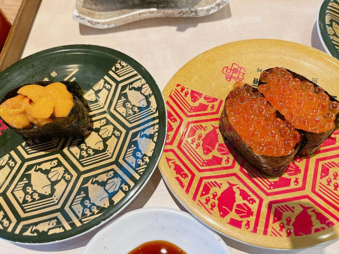 ちなり（高橋知成）さんのインスタグラム写真 - (ちなり（高橋知成）Instagram)「ずっと行きたかった金沢！ 理由＝回転寿司が美味いと聞いて🍣  ガス海老甘海老白海老のどぐろ炙り極み穴子激ウマでした… 赤海老も歴代史上1位で美味しかった…  #金沢 #金沢回転寿司輝らり #金沢旅行」5月16日 9時15分 - chinarileah