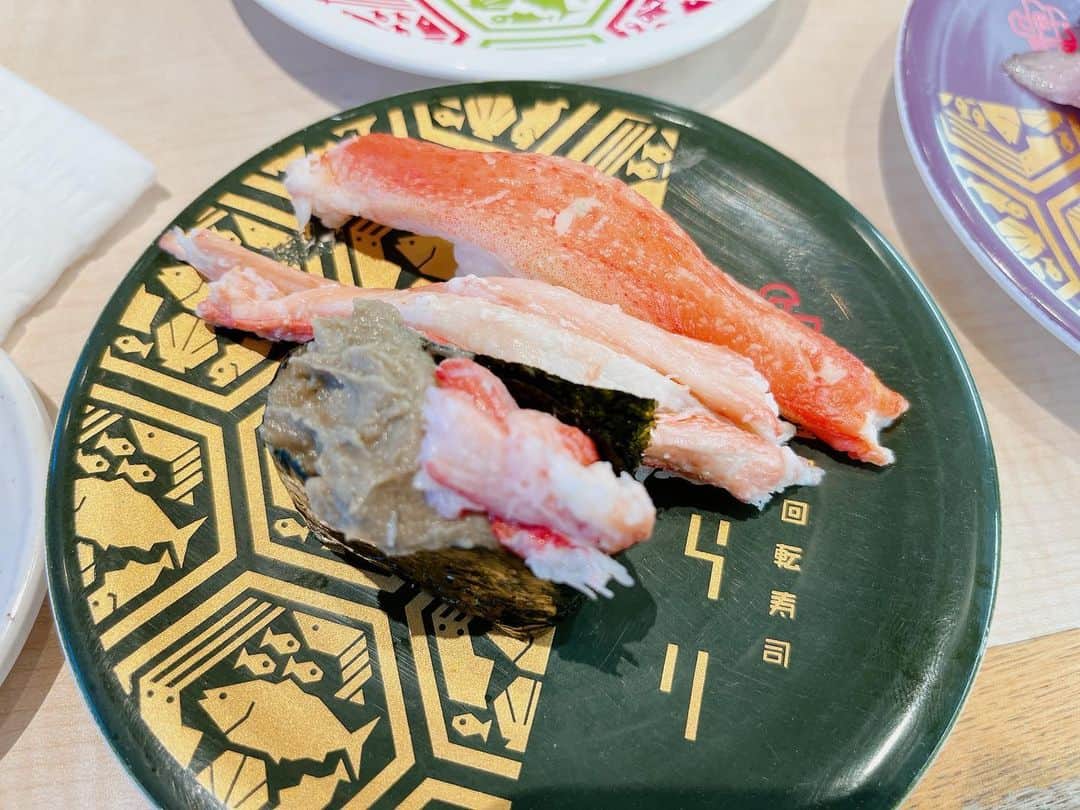 ちなり（高橋知成）さんのインスタグラム写真 - (ちなり（高橋知成）Instagram)「ずっと行きたかった金沢！ 理由＝回転寿司が美味いと聞いて🍣  ガス海老甘海老白海老のどぐろ炙り極み穴子激ウマでした… 赤海老も歴代史上1位で美味しかった…  #金沢 #金沢回転寿司輝らり #金沢旅行」5月16日 9時15分 - chinarileah