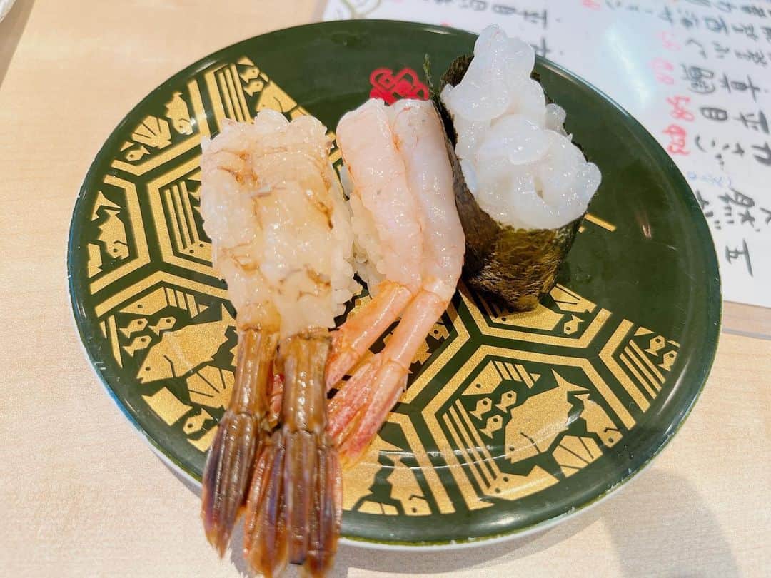 ちなり（高橋知成）さんのインスタグラム写真 - (ちなり（高橋知成）Instagram)「ずっと行きたかった金沢！ 理由＝回転寿司が美味いと聞いて🍣  ガス海老甘海老白海老のどぐろ炙り極み穴子激ウマでした… 赤海老も歴代史上1位で美味しかった…  #金沢 #金沢回転寿司輝らり #金沢旅行」5月16日 9時15分 - chinarileah