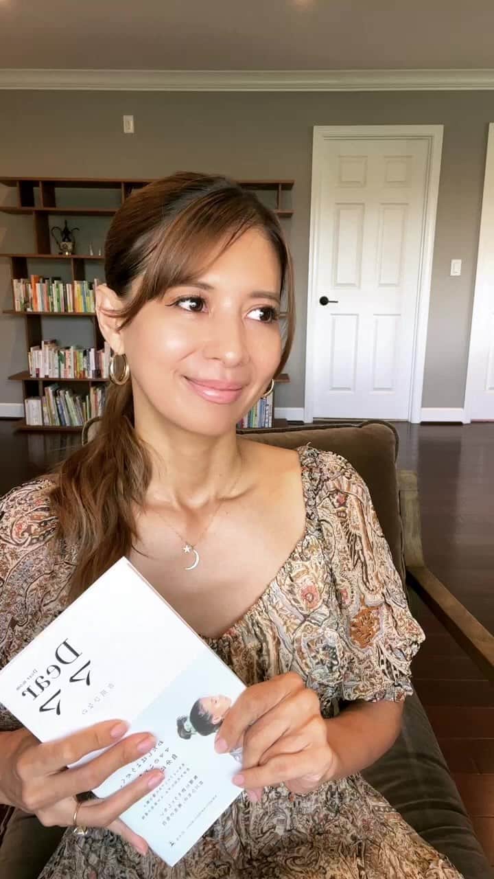 吉川ひなののインスタグラム：「わたしが書いたエッセイ Dearママ　のことをようやく お知らせできる日が来ました🥰  この本を書いている最中は、自分と自分の過去、そしてもう会うことはできないわたしのママと向き合う旅でした。  今日から予約開始なんだ😊 そして、6月8日発売です。  インスタライブに遊びに来てくれたみんなありがとう🤍  この本が、読んでくれた人にとって少しでも役に立てますように😊  #Dearママ」