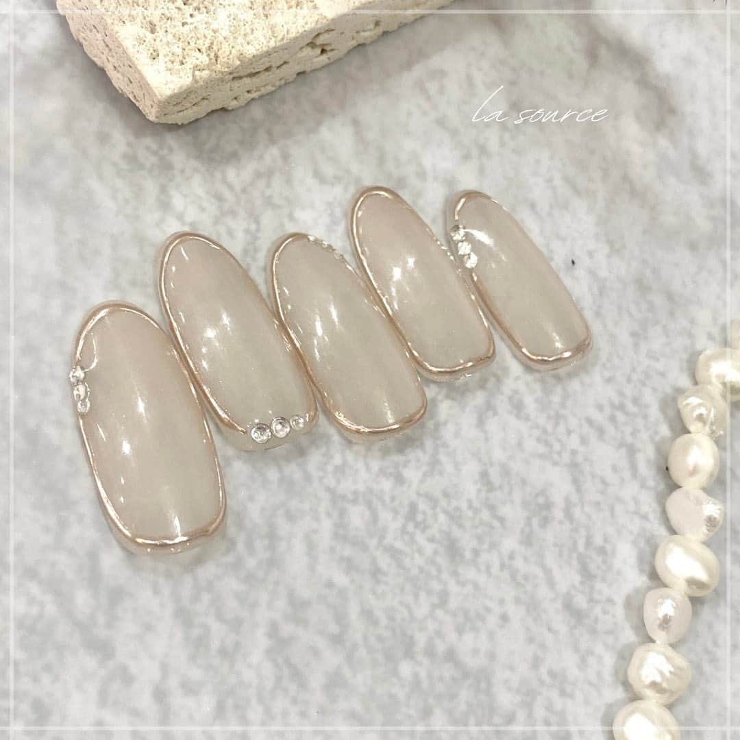 Mihoのインスタグラム：「.  #ブライダルネイル #bridalnails   @la.source_nail  .  ◆住所 〒650-0011 兵庫県神戸市中央区下山手通2丁目12-7 ダイキホームビル2階　203 ◆電話番号 078-600-2382  https://nailbook.jp/salon/20720   .  #三宮フィルイン  #フィルイン #神戸#美甲#美甲設計  #ニュアンスネイル #神戸ネイル #神戸ネイルサロン #三宮ネイルサロン #元町ネイルサロン #トアロード　#三宮　#nail #nailart」