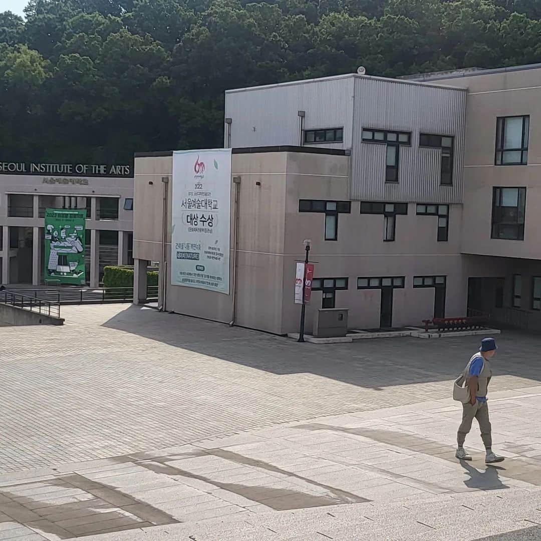 キム・スロのインスタグラム：「매주5회. 연기트레이닝.을 배우들에게 시켜주고있다. 마이즈너.라반.뷰포인트  더블케이엔터테인먼트 가 할수있는 좋은일을 계속 찾아나가자.  #문화도네이션」