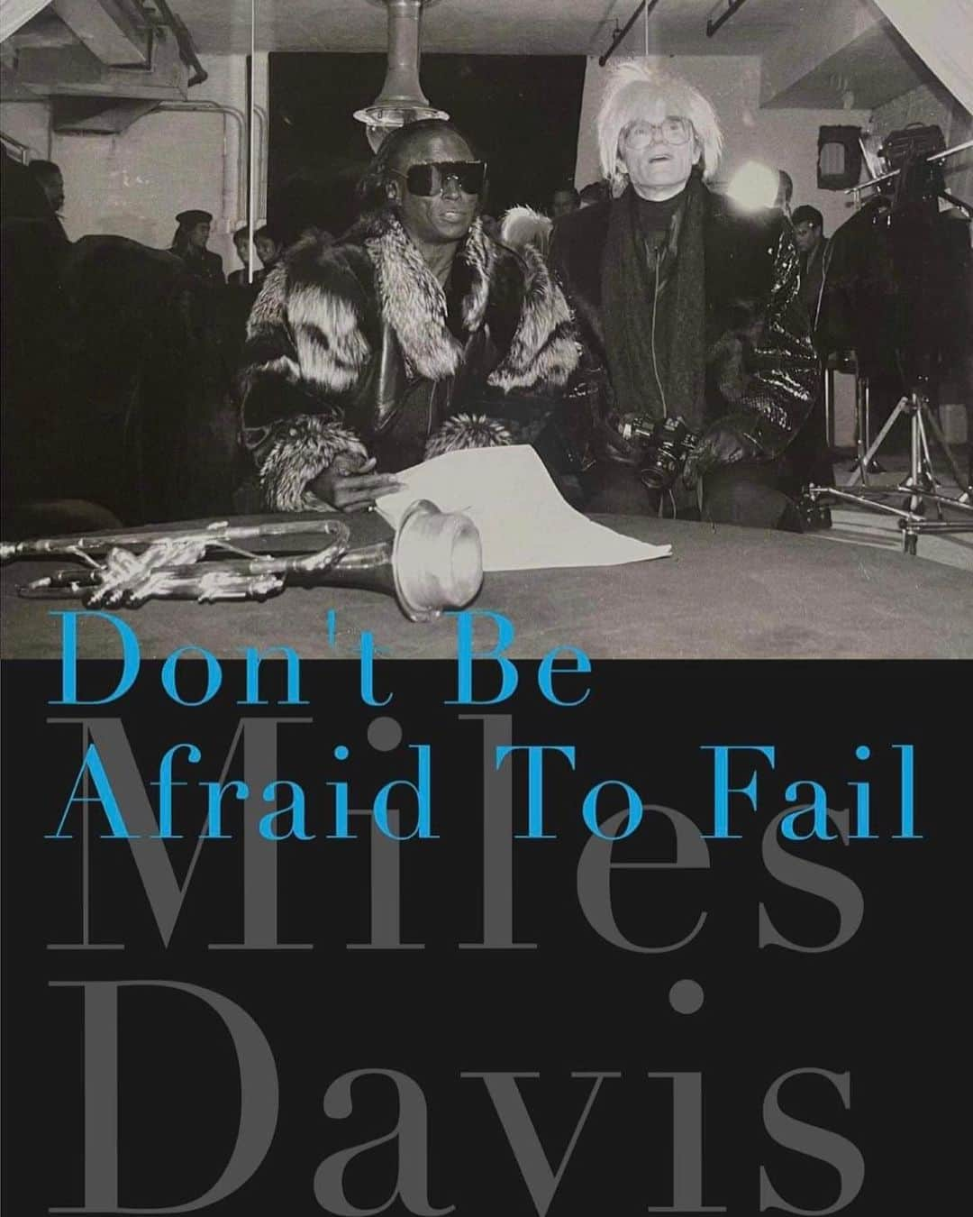 ジュン中山のインスタグラム：「マイルス・デイヴィス、アンディ・ウォーホル写真展 シライスス「Don’t Be Afraid to Fail」  2023年5月25日-6月6日 11:30-21:30 ※オープニングレセプション 5月25日 19:00-21:00(招待者のみ) 会場: Bar garden 713 ( http://bar713.tokyo/ ) 写真家・シライススは日本で8年ぶりとなる個展「Don’t be afraid to fail」を西麻布 Bar garden 713にて開催しま す。本展では、キュレーターとして半田颯哉氏を迎え、モダン・ジャズの帝王であるマイルス・デイヴィスや、亡くなる わずか5日前のアンディ・ウォーホルの姿を捉えた写真作品を中心にシライススの「失敗を恐れない」活動を振り返り ます。会期中の5月26日は、マイルス・デイヴィスの誕生日にあたります。 シライススは1949年東京都生まれ。18歳までプロボクサーとして活動したのち、営業としてアパレル会社に就職。 社内でポスター撮影の現場を見てカメラに憧れたことから、独学で写真を撮り始め、ファッション誌や広告の現場で カメラマンとして活躍していきます。そして、アパレル会社での同僚で、ファッションデザイナーとしてアーストンボラー ジュを率いていた佐藤孝信と再会し、ショーやウェアの撮影を担当するようになります。 1987年2月17日、アーストンボラージュは、アメリカ・ニューヨークのナイトクラブTunnelでショーを開催し、シライスス もカメラマンとして随伴しました。ショーには伝説的ジャズミュージシャンのマイルス・デイヴィス、そしてポップアート の旗手、アンディ・ウォーホルも参加します。アンディ・ウォーホルはこのショーのわずか5日後に、マイルス・デイヴィ スも4年後に亡くなり、このときシライススが撮影した写真は貴重なものとして、アメリカのアンディ・ウォーホル美術 館に収蔵されています。 「お前は俺の服を作るために今日まで生きてきたのか?」と言わしめるほどマイルス・デイヴィスを魅了した佐藤孝 信もまた、独学でファッションデザイナーの道を突き進んだ存在でした。そしてその佐藤孝信が自身のブランドを写す カメラマンとして認めたシライスス。失敗を恐れずゼロからチャレンジを続けた2人の日本人の活動からは、東京が 世界のカルチャーをリードしていた、かつての日本の活気が伝わって来ます。そしてそんな時代を捉えたシライスス の写真は、「失敗を恐れるな」という次の世代の日本人へのメッセージとなることでしょう。 オープニングレセプションでは、生粋のクラブキッズであり、元アンディ・ウォーホル美術館館長のエリック・シャイ ナーと20年来の友人でシライスス作品の収蔵に尽力したJun Nakayama氏がホストを務め、展示初日を盛り上げます。特別ゲストは電撃ネットワーク南部虎弾さん　@nambu6714 とトランペッター五十嵐一生さん @isseiigarashijazztrumpet です。また、会場ではKohshin Satohの新作も展示販売される予定です。 キュレーター:半田 颯哉 オープニングレセプションホスト:Jun Nakayama 協力:株式会社アーストンボラージュ @kohshin007   シライスス 1949年東京都生まれ。写真家。18歳までプロボクサーとして活動したのち、営業としてアパレル会社に転職。社内 でポスター撮影の現場を見てカメラに憧れたことから、独学で写真を撮り始め、ファッション誌や広告の現場でカメラ マンとして活躍。アパレル会社時代の同僚だったファッションデザイナー佐藤孝信と再会し、佐藤孝信のブランド・ アーストンボラージュのニューヨークでのショーを撮影する。 インスタグラム: @susushirai   半田 颯哉(はんだ そうや) 1994年、静岡県生まれ、広島県出身。アーティスト・インディペンデントキュレーター。 東京芸術大学大学院修士課程を修了したのち、インディペンデントキュレーターとしての活動を開始。技術と社会的 倫理の関係や、アジア人/日本人としてのアイデンティティを巡るプロジェクトを展開する。コマーシャルギャラリーや 企業とのコラボレーションにより様々な展覧会をキュレーションしている。また、研究者としての顔も持ち、東京大学 大学院修士課程を1980年代日本のビデオアートの研究で修了。　@souya_h  Jun Nakayama 元NYC在住10年のアーティスト•NYCカルチャーエヴァンジェリスト。移住してすぐにアジア人プラスサイズモデルと して写真家デヴィッドラシャペルに見出され2002年MTVビデオアワードの広告に起用される。また、NYCクラブ・ シーンでクラブキッズとして活動し、現地メディアの目に留まり当時はカルチャラルアイコンとして脚光を浴びる。ま た、英国のバンド、カルチャークラブのBOY GEORGEに愛され現在もなお交流があり様々なオファーが来ている。 他にもアンディウォーホル関連の人々と深い縁があり、2015年シライスス氏作品のウォーホル美術館収蔵に協力した。」