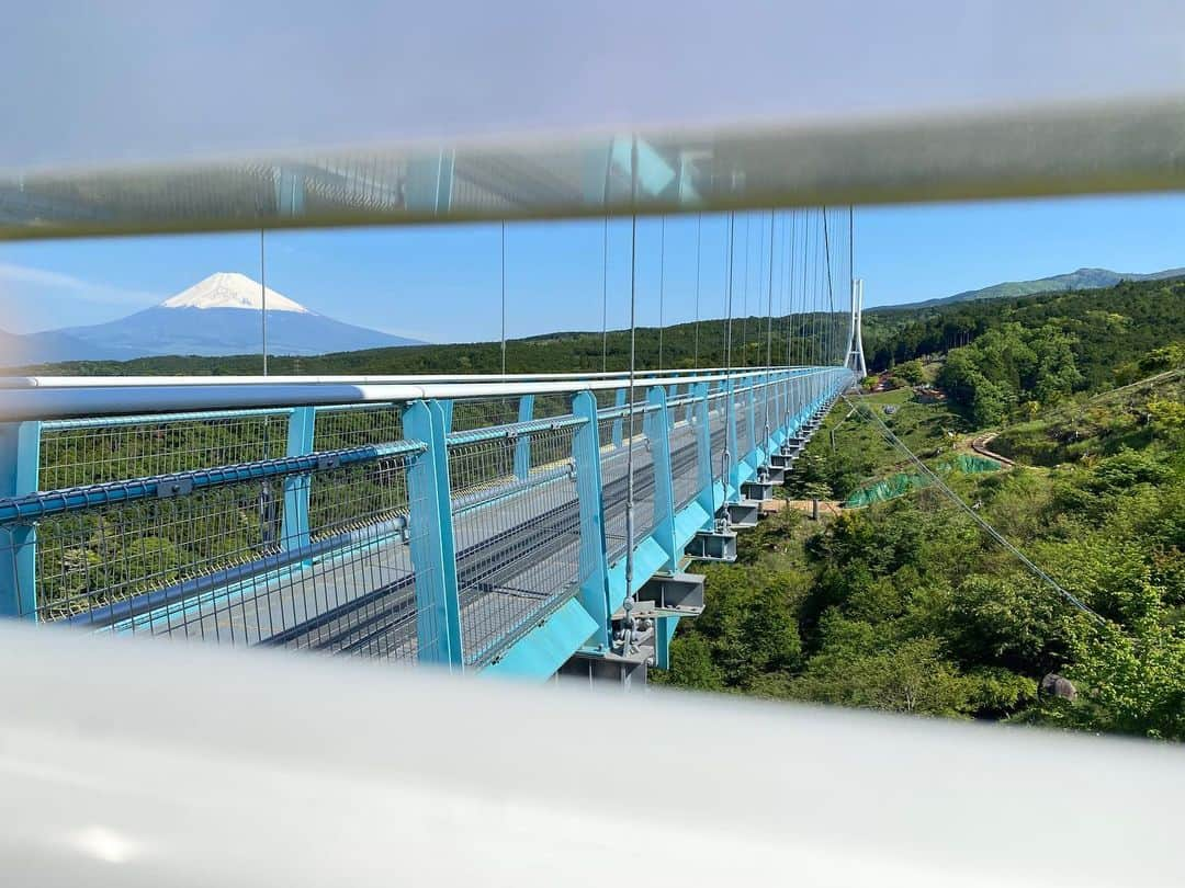 三島スカイウォーク／公式さんのインスタグラム写真 - (三島スカイウォーク／公式Instagram)「本日5月16日（火）の富士山です！🗻  本日は、駿河湾も綺麗に見えて、絶景が楽しめます！  鳥のさえずりと木々の緑色が新緑を感じさせてくれますね✨💚☘️  #三島スカイウォーク #スカイウォーク #静岡 #伊豆 #三島 #箱根 #観光 #吊橋 #日本一 #富士山」5月16日 9時46分 - mishima_skywalk