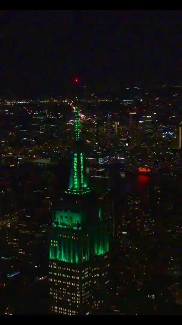 Empire State Buildingのインスタグラム：「The Empire State Building is the heart of New York City – and Robin Hood is at the heart of the city’s fight against poverty. Tonight for the #RobinHoodBenefit, we are lit up in green to celebrate Robin Hood’s 35 years supporting the city we love.   Robin Hood has invested nearly $3 billion in NYC! What does that mean for New Yorkers?   💼 200,000 people in workforce development programs 🏠 12,500 affordable housing units built 🥣 82 million meals provided 💵 $250 million in emergency relief during COVID-19, Superstorm Sandy, 9/11」