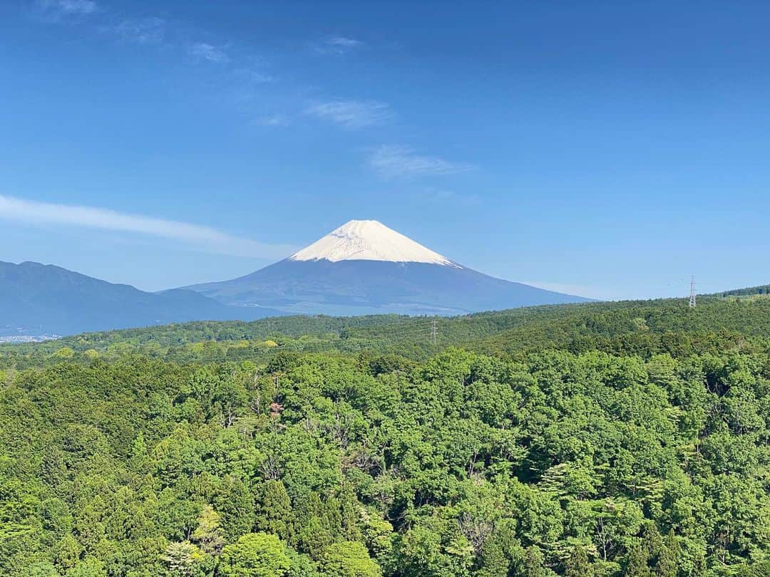 三島スカイウォーク／公式さんのインスタグラム写真 - (三島スカイウォーク／公式Instagram)「本日5月16日（火）の富士山です！🗻  本日は、駿河湾も綺麗に見えて、絶景が楽しめます！  鳥のさえずりと木々の緑色が新緑を感じさせてくれますね✨💚☘️  #三島スカイウォーク #スカイウォーク #静岡 #伊豆 #三島 #箱根 #観光 #吊橋 #日本一 #富士山」5月16日 9時46分 - mishima_skywalk