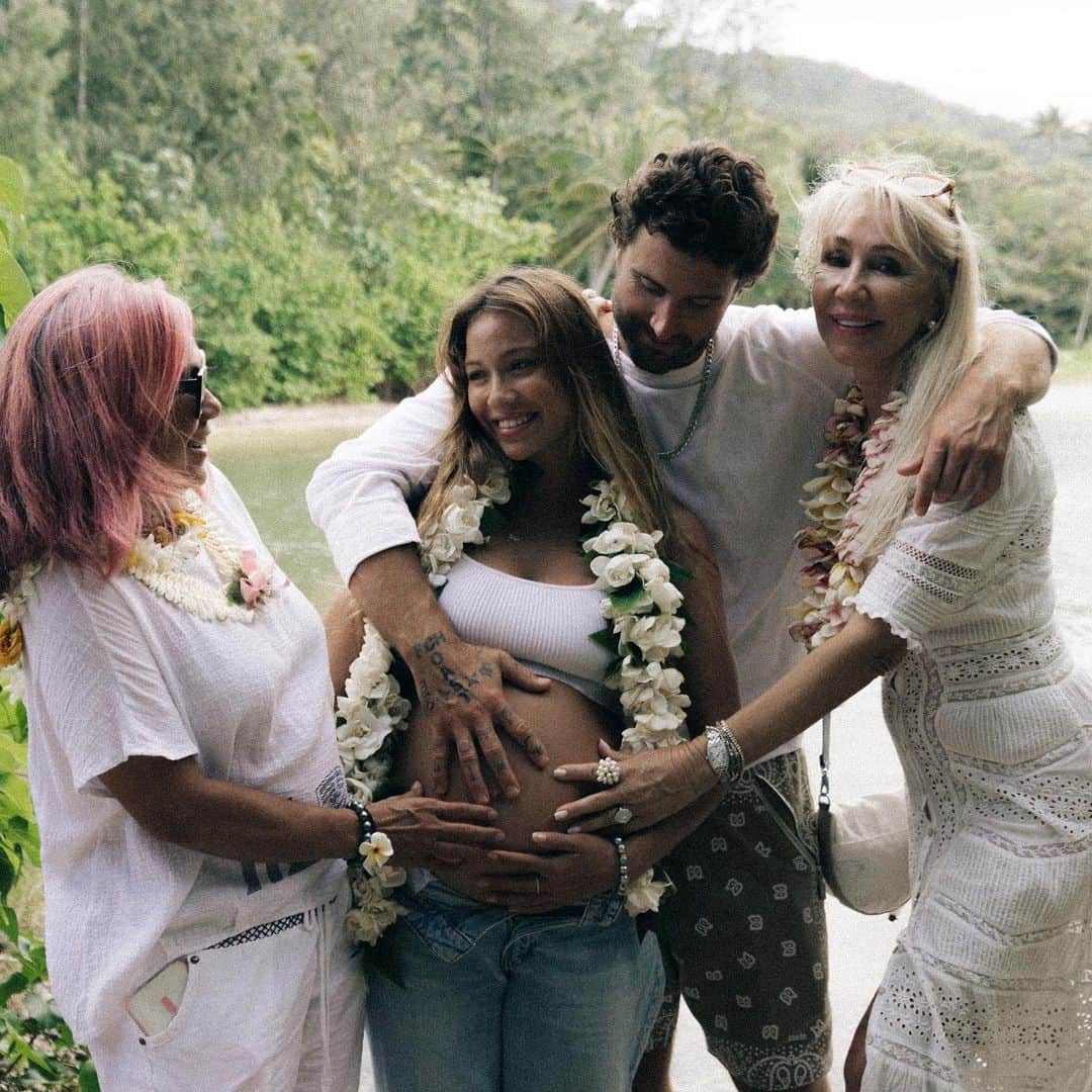 ティア・ブランコのインスタグラム：「Everyday should be Mother’s Day ❤️“All that I am or hope to be, I owe to my angel Mother” ❤️ Mom’s are truly incredible & I am surrounded by the best to show me how it’s done! @sina.blanco & @ltlindathompson are going to be the most amazing grandmas ever to our little girl.  Unconditional love right here! Hope everyone had a blessed Mother’s Day! Photo & video @ivanacook」