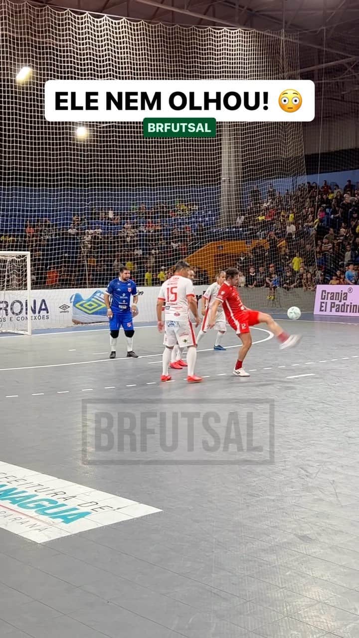 アレッサンドロ・ローザ・ヴィエイラのインスタグラム：「O HOMI É ABSURDO, SEM OLHAR 😳 @falcao12oficial @andersonfutsal3 na abertura da @copamundodofutsal em Paranaguá 🔥」