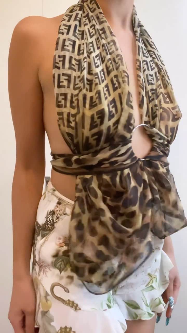 moanaのインスタグラム：「SCARF AND BANGLE🌴  ready for summer?✨ only use scarf and bangle. enjoy scarf🤍  #vintage#scarf#fashion#style #outfit#reel#reels#reelsinstagram  #newreels」