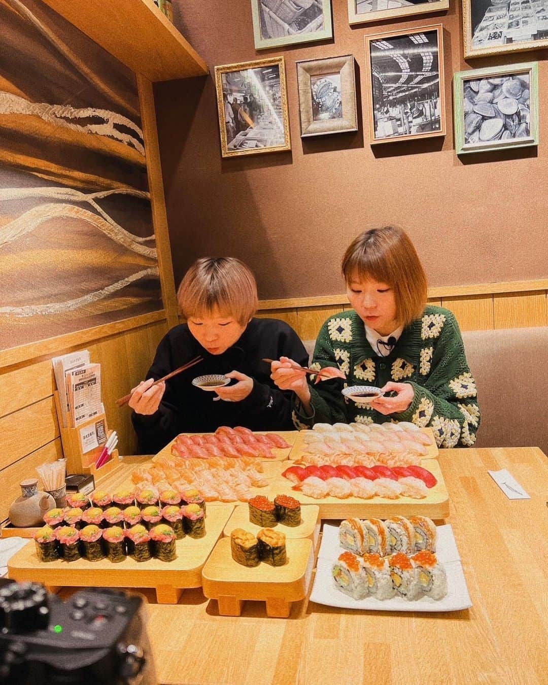 あこさんのインスタグラム写真 - (あこInstagram)「築地玉寿司さんでの撮影風景🍣 本当美味しかったなぁ🤤お寿司は見た目がキラキラして宝石みたいで机の上に広がるとワクワクが止まらない🤝🏻 カメラの前に食べ物を見せている時は片っぽは必ず服押さえがかりです。 #お寿司 #寿司食べ放題 #築地玉寿司 #大食い #大食い女子 #大胃王 #はらぺこツインズ」5月16日 9時51分 - harapeko__ako