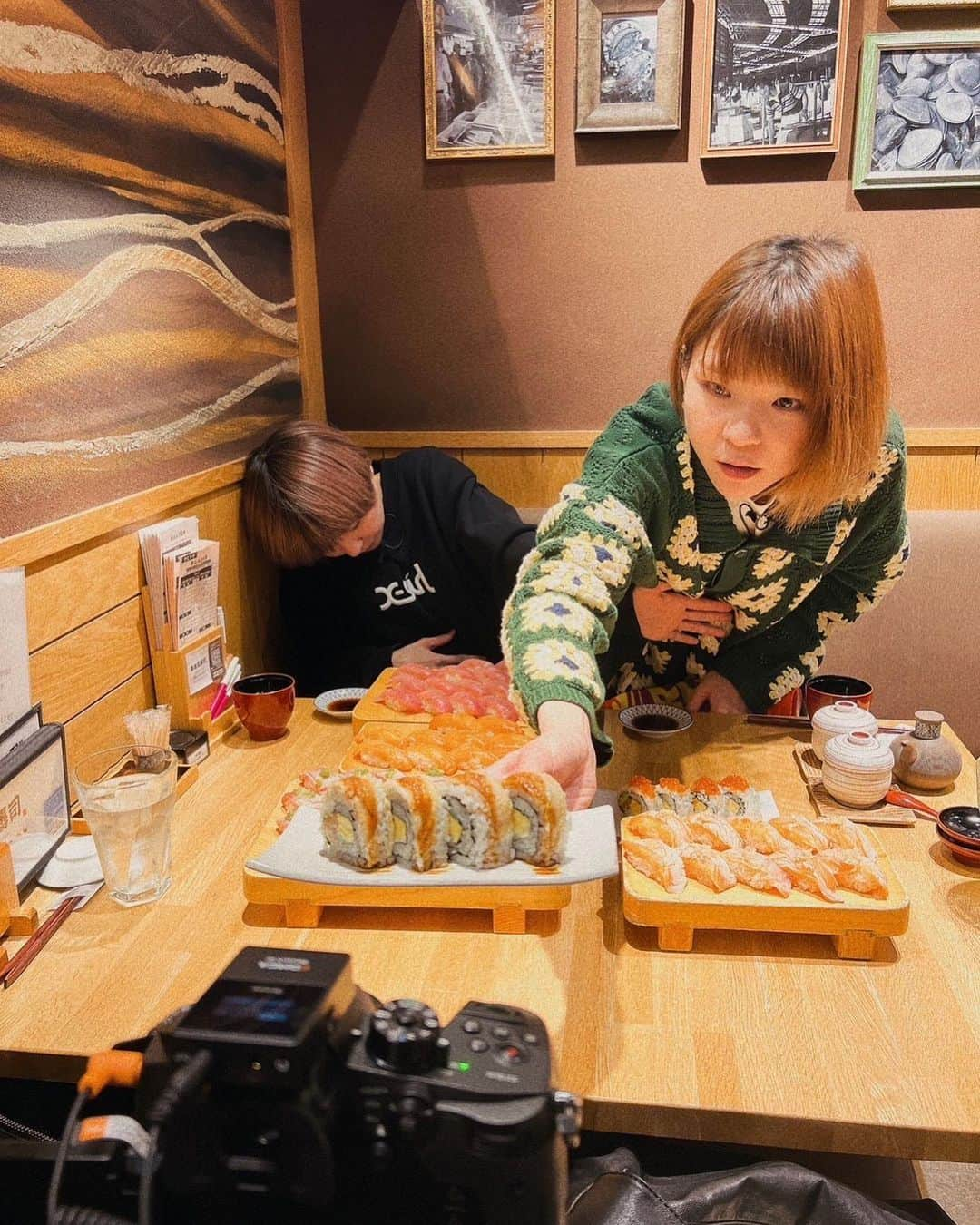 あこさんのインスタグラム写真 - (あこInstagram)「築地玉寿司さんでの撮影風景🍣 本当美味しかったなぁ🤤お寿司は見た目がキラキラして宝石みたいで机の上に広がるとワクワクが止まらない🤝🏻 カメラの前に食べ物を見せている時は片っぽは必ず服押さえがかりです。 #お寿司 #寿司食べ放題 #築地玉寿司 #大食い #大食い女子 #大胃王 #はらぺこツインズ」5月16日 9時51分 - harapeko__ako