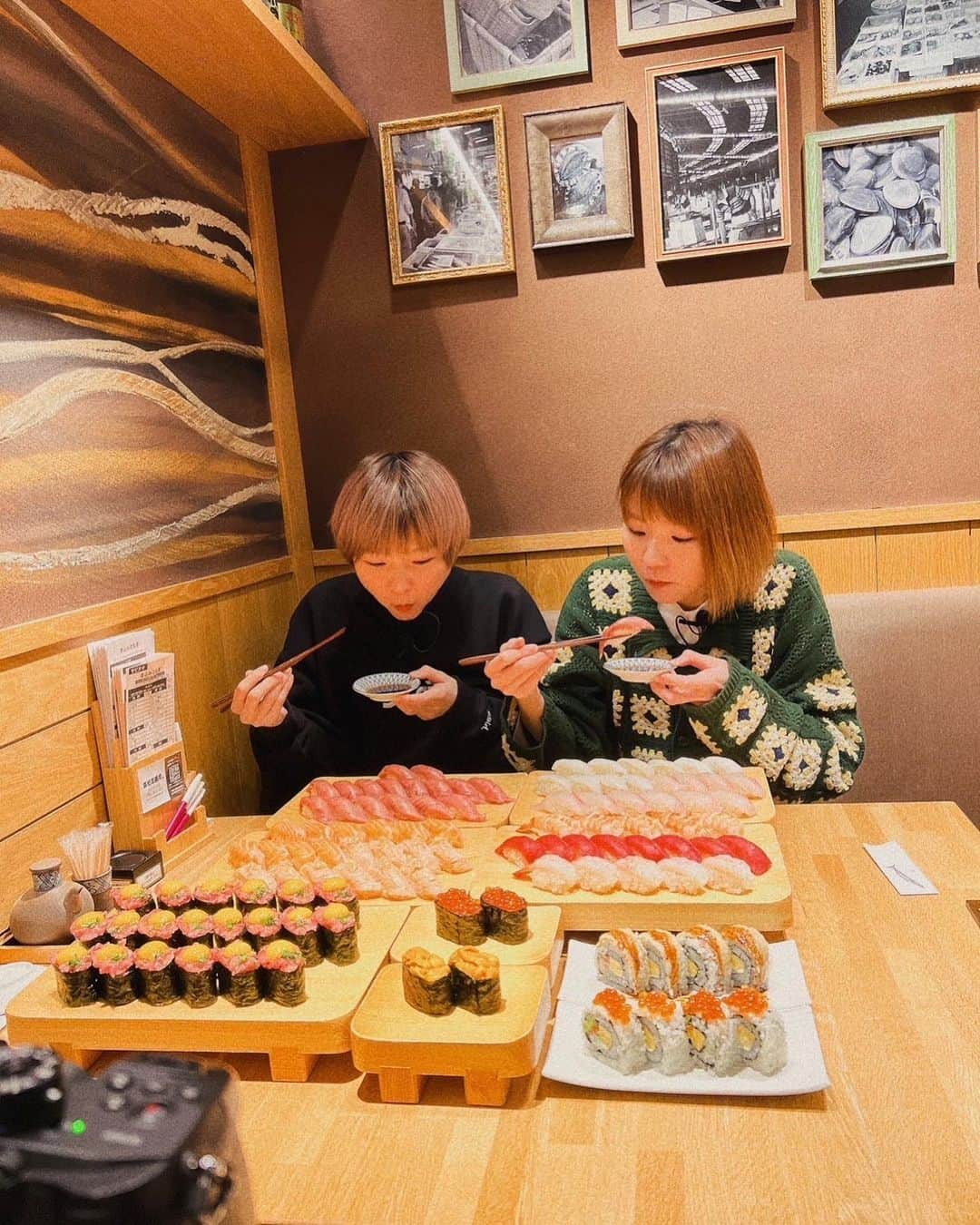 あこさんのインスタグラム写真 - (あこInstagram)「築地玉寿司さんでの撮影風景🍣 本当美味しかったなぁ🤤お寿司は見た目がキラキラして宝石みたいで机の上に広がるとワクワクが止まらない🤝🏻 カメラの前に食べ物を見せている時は片っぽは必ず服押さえがかりです。 #お寿司 #寿司食べ放題 #築地玉寿司 #大食い #大食い女子 #大胃王 #はらぺこツインズ」5月16日 9時51分 - harapeko__ako