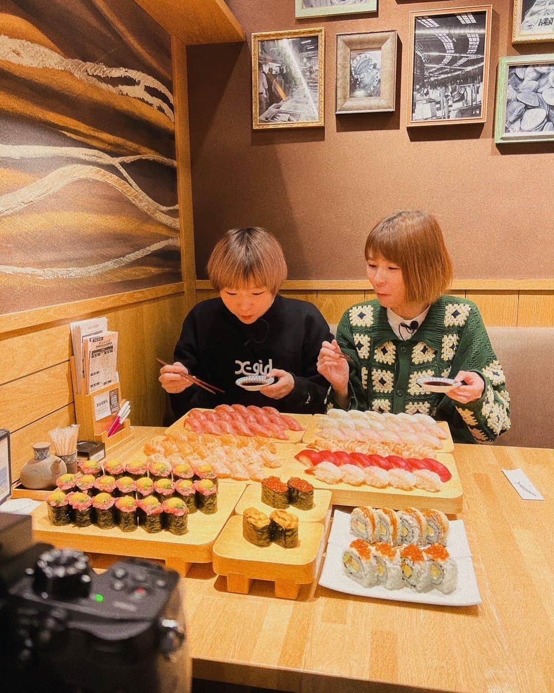 あこさんのインスタグラム写真 - (あこInstagram)「築地玉寿司さんでの撮影風景🍣 本当美味しかったなぁ🤤お寿司は見た目がキラキラして宝石みたいで机の上に広がるとワクワクが止まらない🤝🏻 カメラの前に食べ物を見せている時は片っぽは必ず服押さえがかりです。 #お寿司 #寿司食べ放題 #築地玉寿司 #大食い #大食い女子 #大胃王 #はらぺこツインズ」5月16日 9時51分 - harapeko__ako