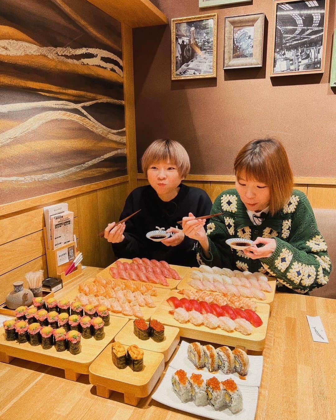 あこのインスタグラム：「築地玉寿司さんでの撮影風景🍣 本当美味しかったなぁ🤤お寿司は見た目がキラキラして宝石みたいで机の上に広がるとワクワクが止まらない🤝🏻 カメラの前に食べ物を見せている時は片っぽは必ず服押さえがかりです。 #お寿司 #寿司食べ放題 #築地玉寿司 #大食い #大食い女子 #大胃王 #はらぺこツインズ」