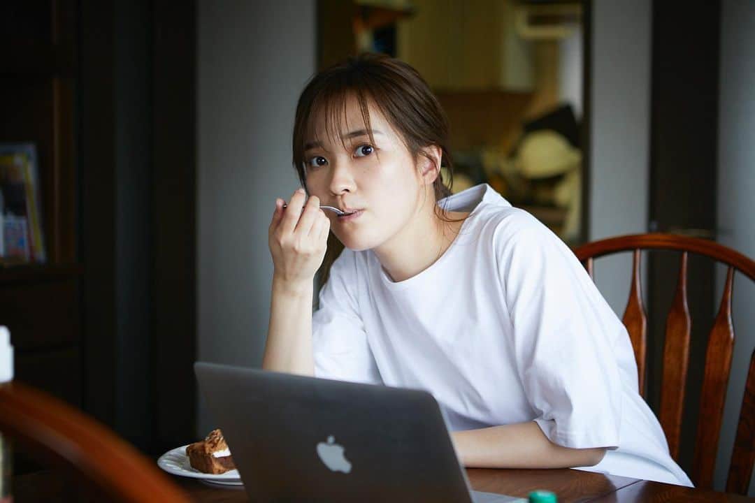 亜希子のインスタグラム：「おはようございます。  今日の東京、晴れ。朝から重い腰を上げて洗濯物回し、布団を干し、茶を沸かし、自己肯定感が少し上がりました。  小さく達成感を積み重ね、ちびちび自分を愛してゆきます。ちびちび積み上げるくらいが、丁度良いです。  さて明日、大きな発表があります。 お楽しみに。皆さま穏やかな日を。  何か食ってる✨📷:madoka sano」