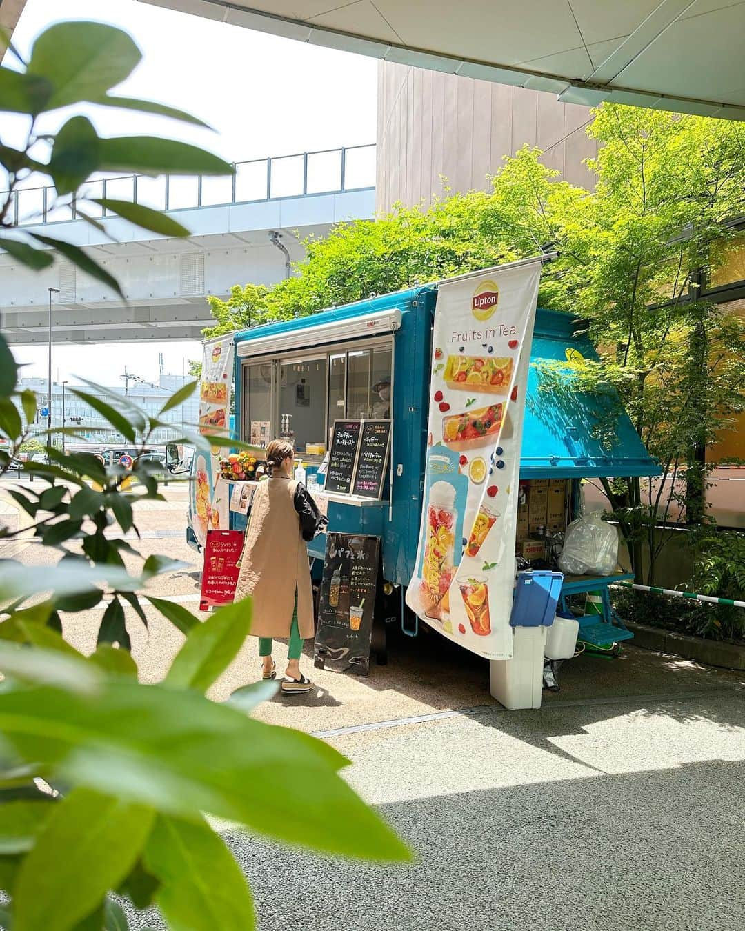 木村まこさんのインスタグラム写真 - (木村まこInstagram)「木の葉モールで🌿 映えはもちろん‼︎ 美味しい〜ドリンク🍹  こちらはフルーツin tea 𖤣𖥧𖥣𖡡𖥧𖤣  「リフレッシュストロベリー」 ▶︎アールグレイベースに レモン,キウイ,ストロベリー オーギョーチ,ミント‼︎ 暑い日にスッキリ飲めるteaでした♡ 【可愛いタンブラー込みで¥1100】  🍞🧁🍞🧁🍞🧁  木の葉モールでは🌿 今週末5/20-5/21 \\🍞パンスイーツマルシェ🧁//が ガーデンコート1Fにて開催されるよ ベビーカステラやジェラート、フルーツキャンディなどなどˎˊ˗ おしゃれで美味しそうなのがたーくさん♫ お気に入りパンスイーツゲットしてね♡ 出店情報は3枚目参照しておくれ𓂃𓈒𓏸  恐竜射的🦕🎯も同時開催 恐竜グッズGETしちゃってねˎˊ˗ 【参加:200円】  #福岡ママ#福岡子育て #福岡子連れ#アラサーママ　 #木の葉モール #konohub #PR #このは部 #木の葉モール橋本」5月16日 10時02分 - maco_kimura