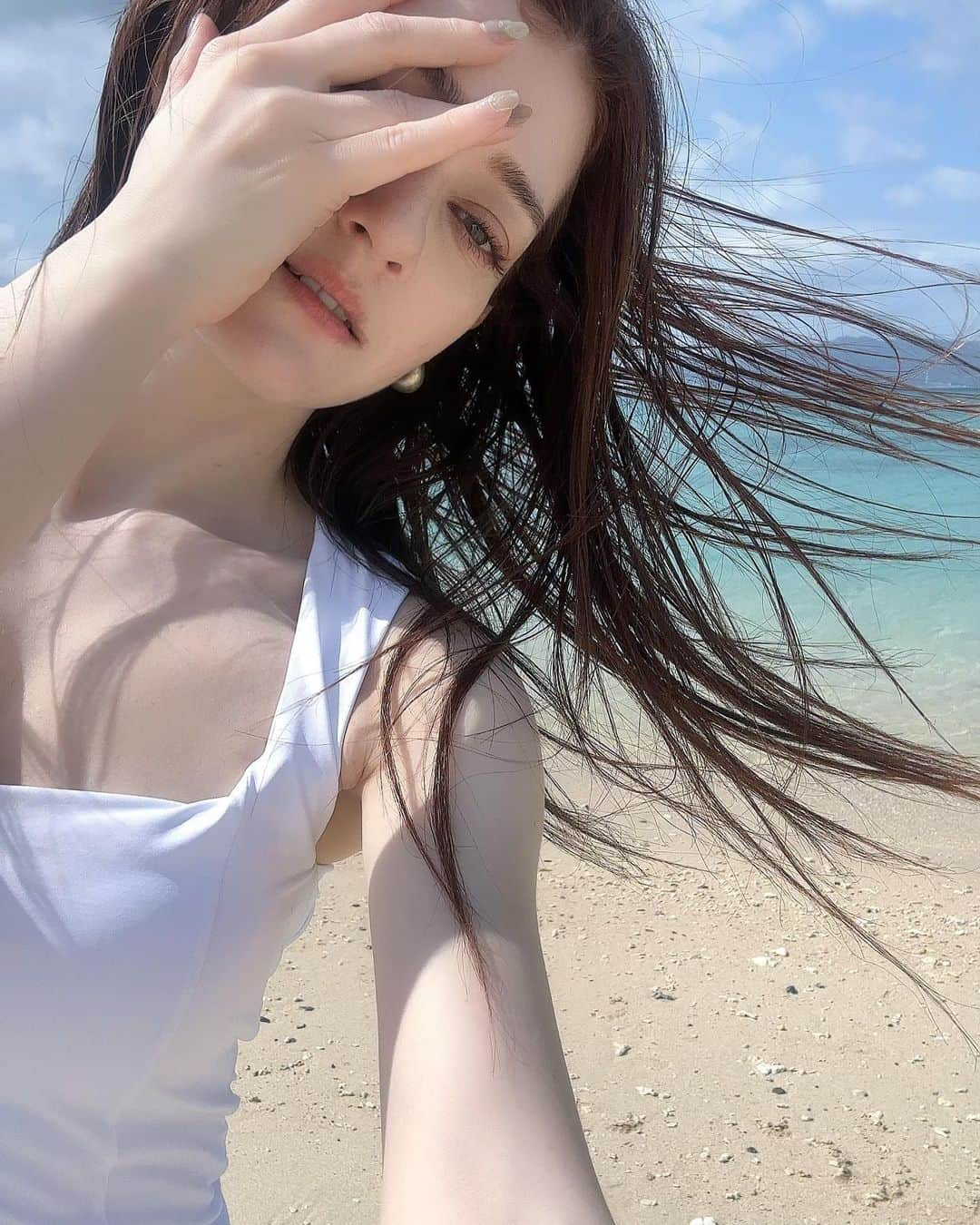 守谷香里さんのインスタグラム写真 - (守谷香里Instagram)「・ Day 3は  海 ‪𝐃𝐚𝐲‬🫧🪼🌊  風強すぎてずっと半顔かおりです🤣🤣   #🪼 #🌊 #mar  #海  #海水浴」5月16日 9時55分 - kaoriel1014