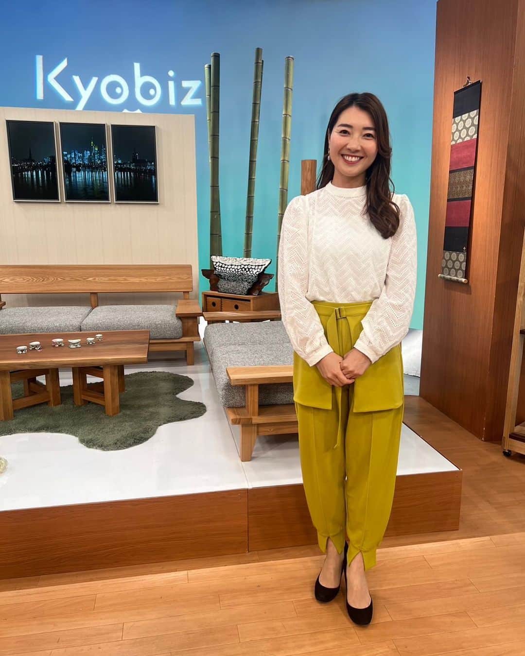 のインスタグラム：「. . 先週もKBS京都さんのkyobiz ありがとうございました😊  . .  blouse👚pants👖 @vingtrois_official   stylist☺️ @stylist_franc  @nozomi__yamashita   いつもありがとうございます♡  . . #市川いずみ  #フリーアナウンサー  #kbs京都  #kyobiz  #京都グルメ」