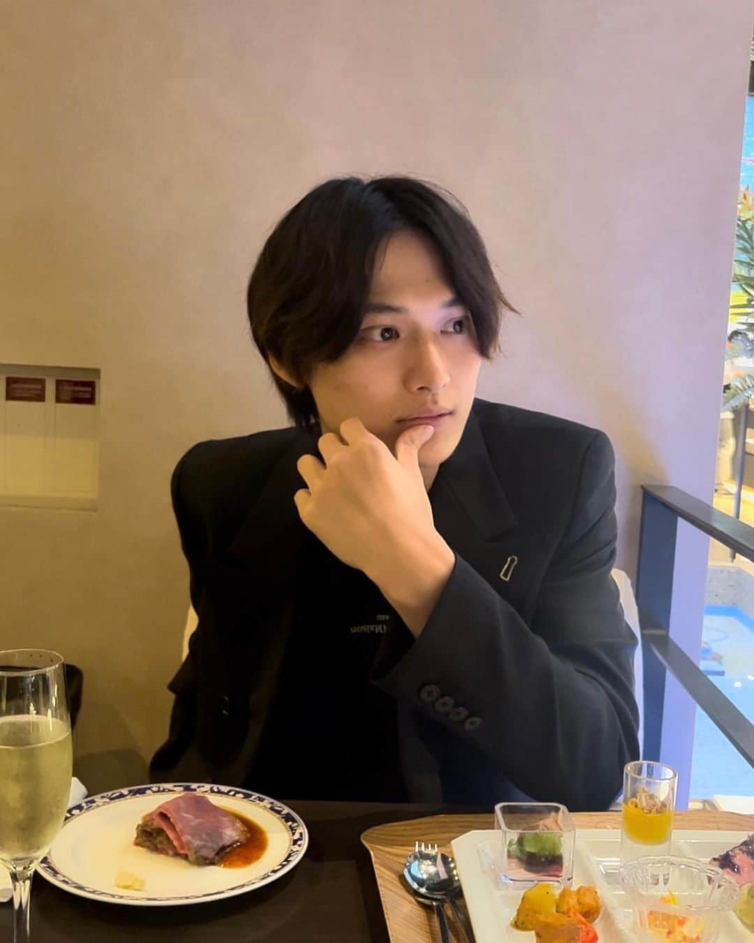 のインスタグラム：「先日友人が誕生日のお祝いしてくれるとのことで何年ぶりだろうってくらいのホテルビュッフェに行ってきました😗 なんか気合い入れてキレイめな格好で行ったけど周り全然ラフで少し恥ずかしい気持ちになりました笑  お肉が美味しすぎて何回も並んでお腹いっぱいになりましたとさ。  #品川プリンスホテル  #ホテルビュッフェ」