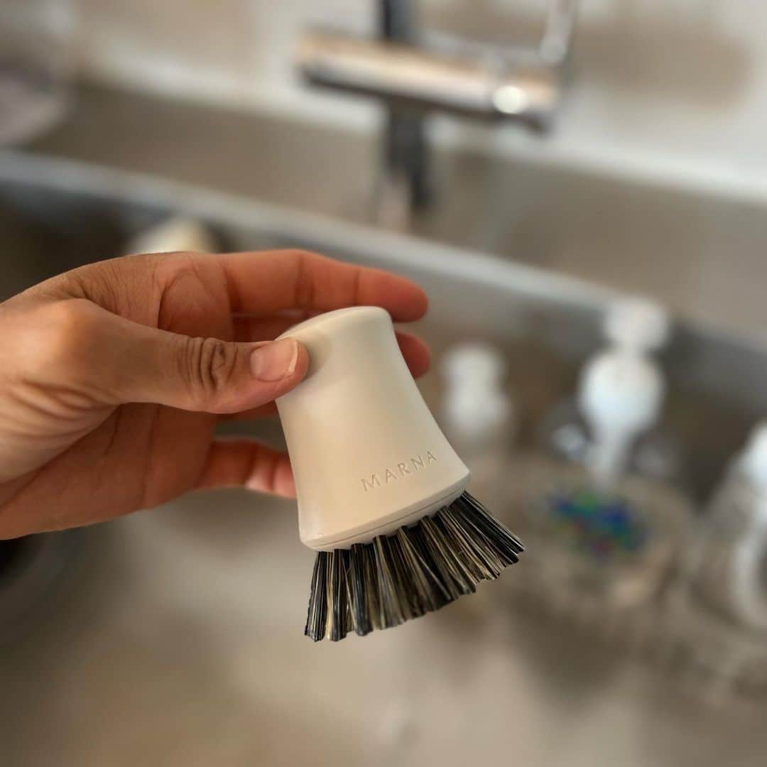 本多さおりさんのインスタグラム写真 - (本多さおりInstagram)「【 キッチンは仕事場兼オアシス 】  料理嫌い主婦にとって、キッチンに立つ時間は正直しんどい。  けれどもテレビやYouTubeで観たいコンテンツを観ながら、ビール（最近はノンアル）ちびちび作る料理は苦痛が軽減。  脳をバグらせる作戦ですね！  そしてマーナのキッチンブラシは、「出会えて良かったキッチンアイテムで賞2022」。  リピート３つ目です。  ハンドルが絶妙に握りやすくて、くるくるくる〜っとフライパンや皿を洗うのに最高です！ （その後スポンジで洗ったり、食洗機に入れたり）  100均（たぶんseria）の水切りポケットがちょうど良いです。  #キッチンブラシ #マーナ #キッチン雑貨  #キッチン用品 #キッチンで立ち飲み  #スマホホルダー も #100均 #壁面に固定できるスマホホルダー」5月16日 10時00分 - saori_honda