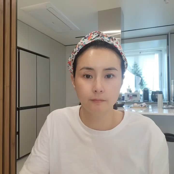 チェ・ジョンユンのインスタグラム：「오늘은 홈쇼핑방송이 있는 날 피부컨디션을 올리기 위해 셀블룸 마스크팩으로  모닝 관리중💛 셀블룸 구매 20분에게  마스크 팩을 증정해드려요!!  무조건맛있어! ‘옥주주반찬’ 을 보며 한주 반찬과 주말 캠핑을 위한 재료 체크하고 전 장보러 갈거에요~ 주부모드 후 육아모드 후 워킹맘모드로 오늘 하루 보낼 예정입니다.  오늘 하루 무지 바쁠 듯 한데  컨디션이 오늘 아주 좋아요 ㅋㅋ 여러분도 모두 에너지 충전 잘 하시고 오늘 하루도 열심히 달려보아요!   현대홈쇼핑 밤11:50 로비츠에센스팩트  구경하러도 오세요 ◡̈   📍셀블룸은 프로필 링크를 통해 구매가능해요」