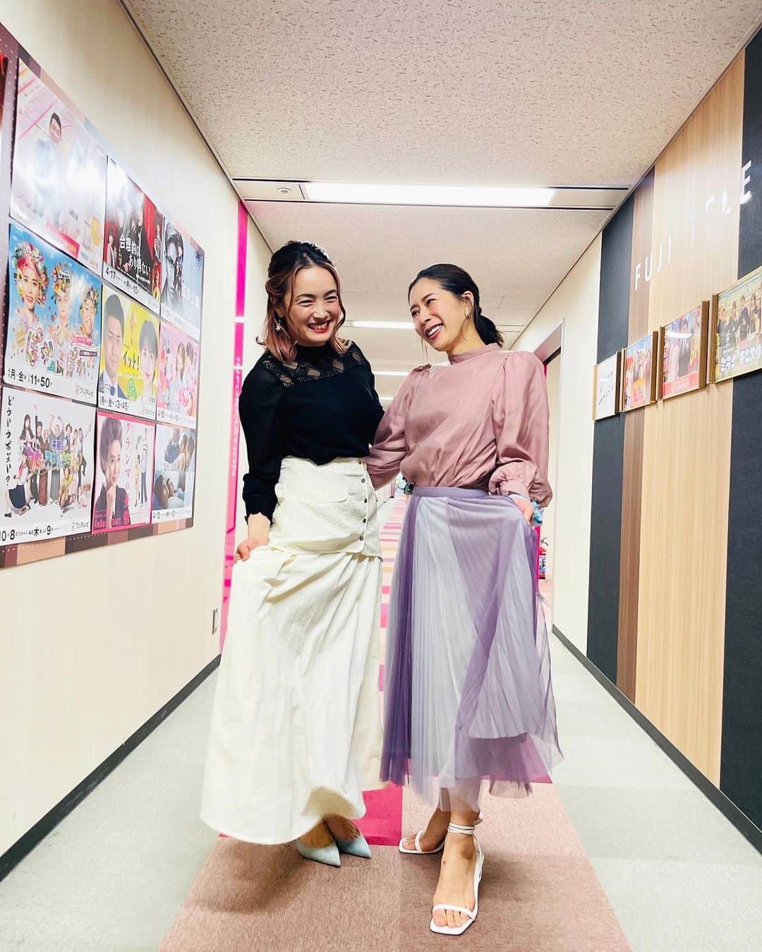 中川真依のインスタグラム：「. オールスター合唱バトルでは @cawaii_official_ さんのお衣装を 着用させて頂きました🥰  普段あまり着ないガーリーな感じで新鮮💃✨  写真は、いつも明るい @kiyosawaemiko さんと😆✨ 今回の収録は、恵美子さんが一緒だったので めちゃくちゃ心強かったです😍 ありがとうございました❣️  Twitter🕊 https://www.rakuten.ne.jp/gold/onepi-c/sp-a.html  #オールスター合唱バトル #アスリートチーム #衣装 #kawaii」