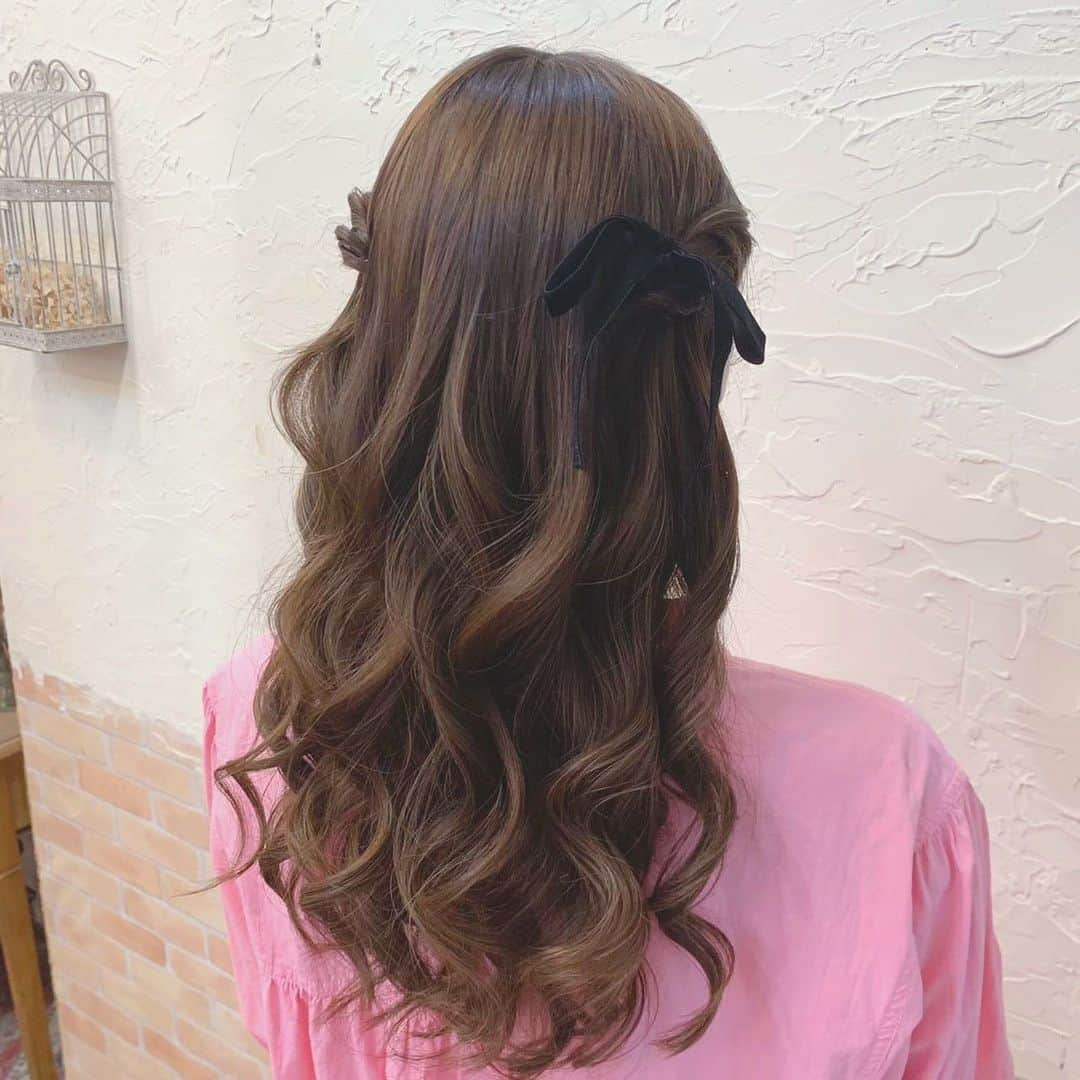 梅田ナチュラルセットサロンRiccoさんのインスタグラム写真 - (梅田ナチュラルセットサロンRiccoInstagram)「Hair make&set salon Ricco  人気のハーフツインスタイル✧︎*。  シンプルなねじりだけのアレンジと 大きめリッジのゆるっとふわっと巻き髪がポイントです💡  ⋈・。MENU・。⋈  平日ヘアセット¥2300 土日祝ヘアセット¥2500 フルメイク¥5500 ポイントメイク¥4500 メイク直し¥3300  ♡早朝料金 10時より前30分ごとに＋500円  《ヘアメイクサロンRicco》 〒530-0014 大阪市北区鶴野町3-17  ファーストNビル302 ☎︎06-6110-5933  #大阪ヘアメイク #梅田ヘアセット #ハーフツイン #ゆる巻き #お呼ばれヘア」5月16日 10時23分 - hair_make_ricco