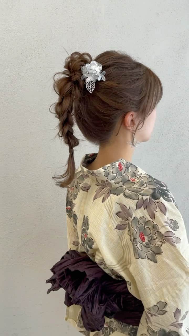 吉田達弥のインスタグラム：「2023年は夏祭りが多く開催されます🎇  浴衣アレンジする際は ぜひ参考にしてください👘✨  かんざしは手作りです💐  #浴衣ヘアアレンジ　#浴衣アレンジ　#夏祭り」
