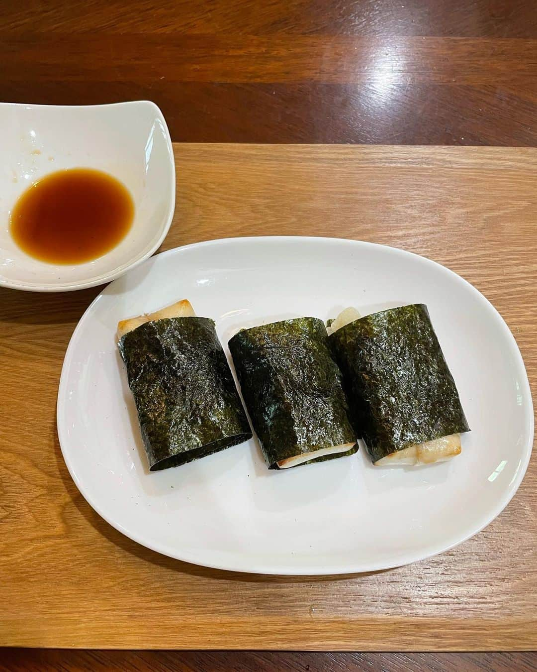 飯島直子さんのインスタグラム写真 - (飯島直子Instagram)「おはようございます^ - ^♪  今朝は晴天になりました＾＾ 暑くなるそうなので 水分補給忘れずにしようね^ - ^  14.15日のへんじすこし＾＾  44才誕生日おめでとう♪  51才おめでとう！夜勤頑張ってねᕦ(ò_óˇ)ᕤ  さっちゃんおめでとう！ 店長職大変だと思うけど魔法のスニーカーはいて頑張ってね！  防犯！ありがとう！ みんなもしっかりやろうね^ - ^  いちごタルト…美味しい美味しいってたべてるね🎈  迎えた保護犬♪幸せにしてあげてね(´∀｀=)  さゆり♪  ひとり娘が出産！おめでとう♪ ひとり手酌酒、最高です(*´-`)  面接！受かりますように！！  手術、不安だけど頑張ってきてねᕦ(ò_óˇ)ᕤ  52才再就職バンザイ！！  体調悪く…ワンコと一緒にいたくてお仕事休みました… オッケーです٩(๑❛ᴗ❛๑)۶  膠原病で高熱一か月、 はやく下がりますように… 祈ってるよ(*´-`)  子宮体癌の手術、頑張ってきてね、元気になってまた報告してね(*´ー｀*)  たかっち深〜ガンバレ！  コロナ今日で三日目熱下がりますように…  大切な方に花を… わたしは紫陽花買いました 今キレイですよね(*´∀｀*)  今日はお昼にごはんの予定が あるので軽めです  餅(3個)  前に納豆餅を8個食べたことがあります^ - ^  今日は火曜日、姉のテンション上がってますね^_^  わたしは格別変わりませんが 今日もほどほどにいきたいと おもいます  みんなもどうぞ一緒に ╰(*´︶`*)╯♡」5月16日 10時30分 - naoko_iijima_705_official