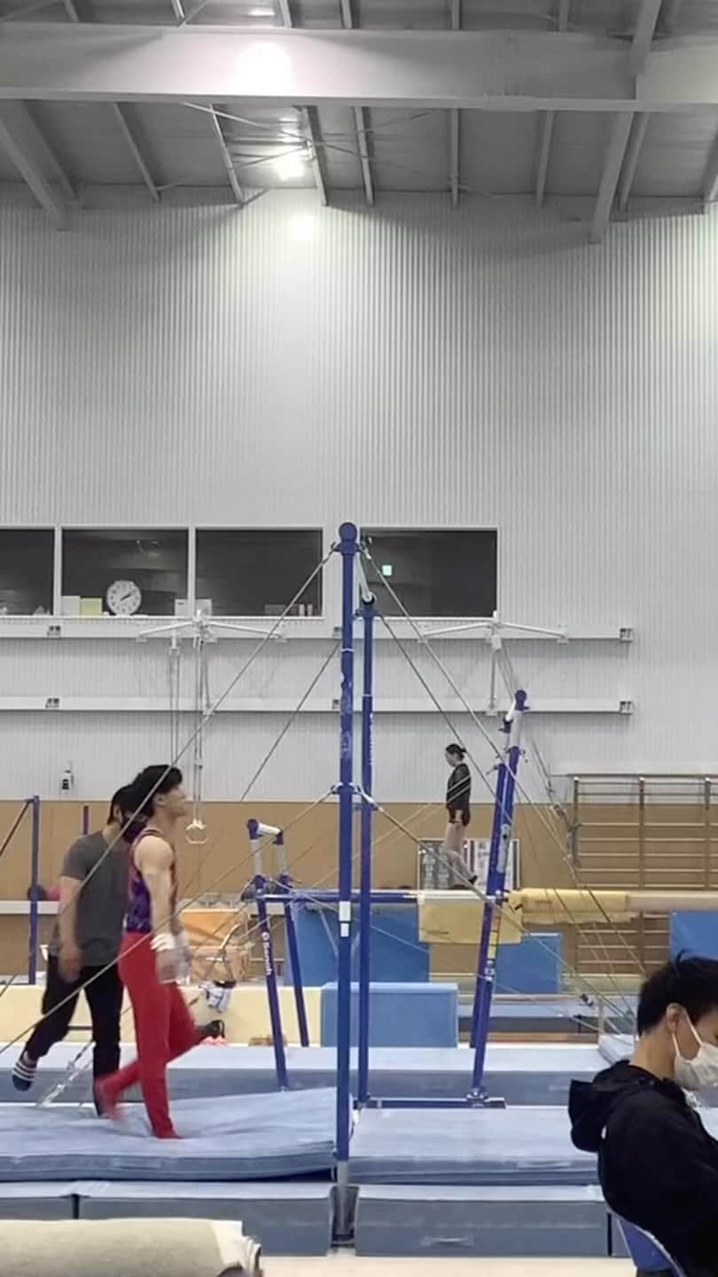 橋本大輝のインスタグラム：「. . 仕上がりは順調⤴️ やっぱり体操は鉄棒の離れ技やってる時が1番好き❤️‍🔥 最後の鉄棒は完璧に決めて終わりたいなー🤔  #gymnastics #HB #training #sport #athlete」