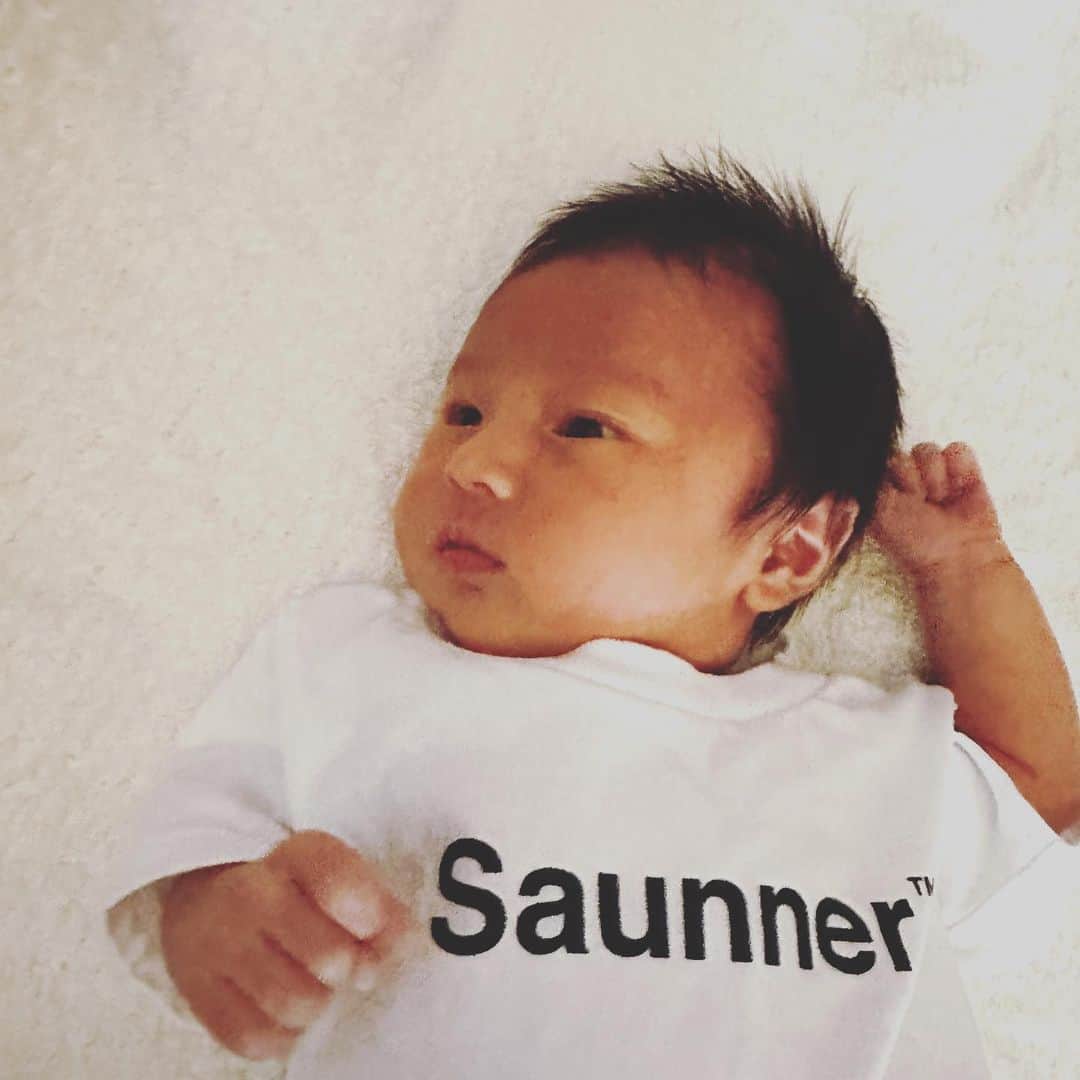 高橋美咲さんのインスタグラム写真 - (高橋美咲Instagram)「. @ttne_official から頂いたロンパースを着て 沐浴でととのった将来のサウナー🧖🌿 . . #ttne #saunner #rompers #newborn」5月16日 10時41分 - misaki_saunner_