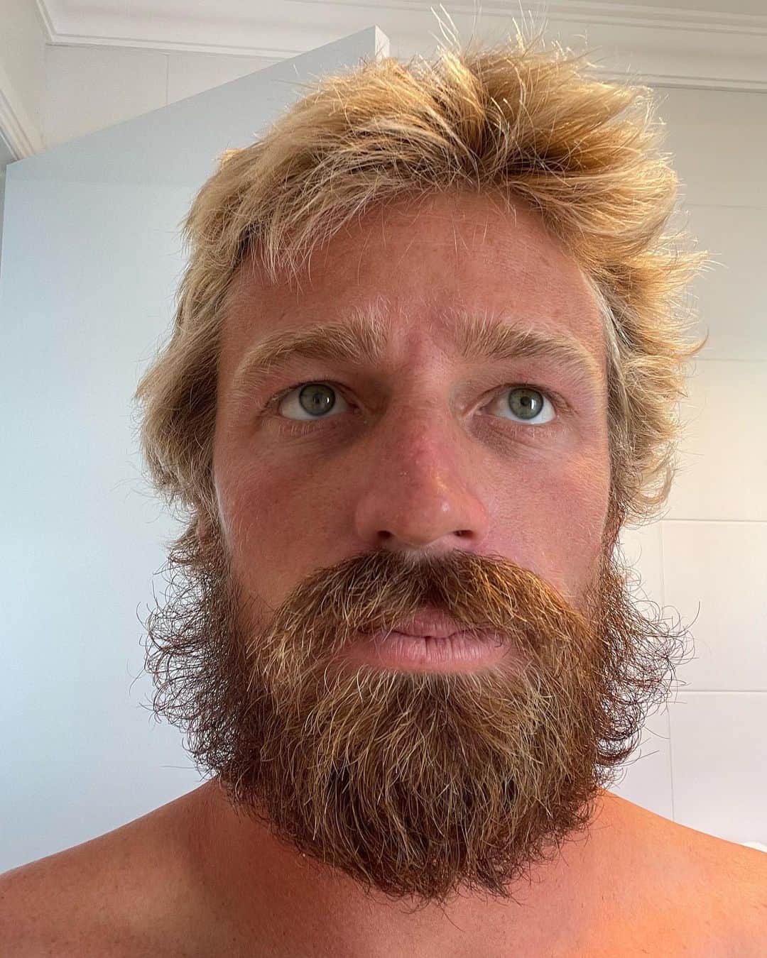 のインスタグラム：「🧔🏼 ———— 👶🏼」