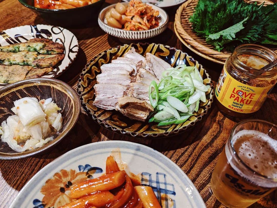 tamiさんのインスタグラム写真 - (tamiInstagram)「* #晩ごはん *  ポッサム。 チヂミとトッポギ。  ポッサムのお供には ラブパク、エゴマの葉と大葉と。  ポッサム毎日でも食べれる〜な〜😋  * #食事 #晩ご飯#おうちごはん  #ポッサム#韓国料理 #ごはん #ラブパク #ラブパクソース  @lovepakusauce #夕食#食事の記録#日々のこと」5月16日 11時04分 - tami_73
