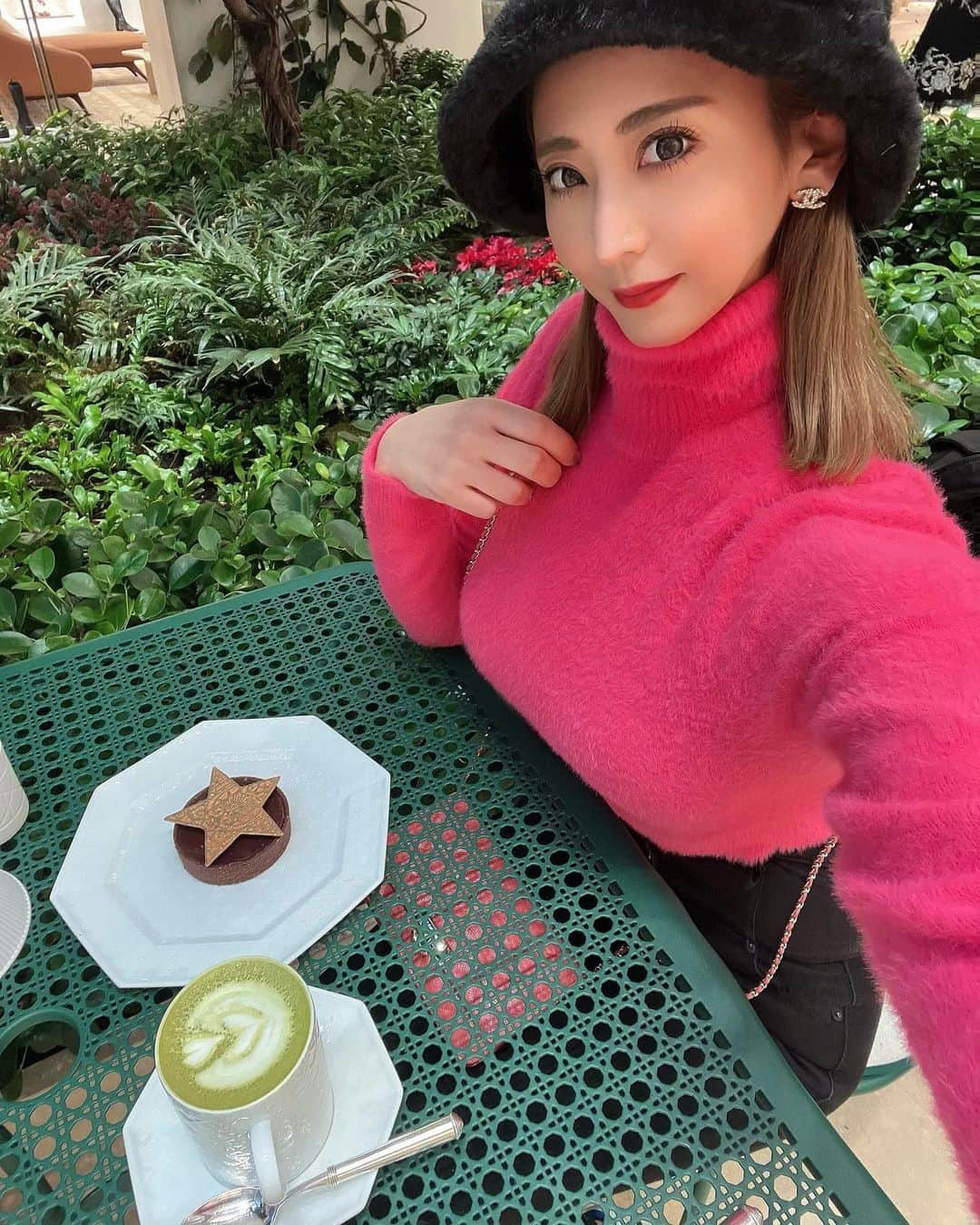 古都かなのインスタグラム：「DIOR cafe☕️🍰 in paris🇫🇷💝 #paris #dior #diorcafe  #eiffeltower #エッフェル塔  #凱旋門 #ルーブル美術館展  #時差投稿 #旅行行きたい✈️」